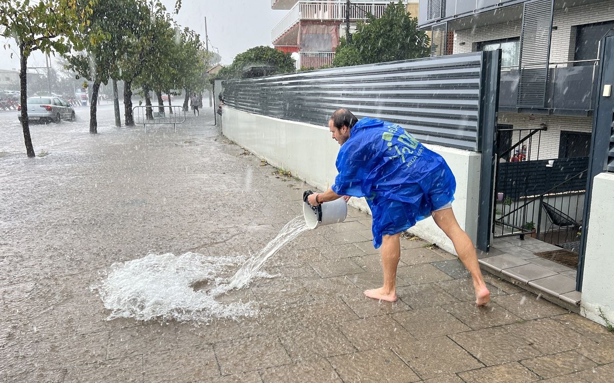 Un veí treu aigua de casa seva a Castelldefels