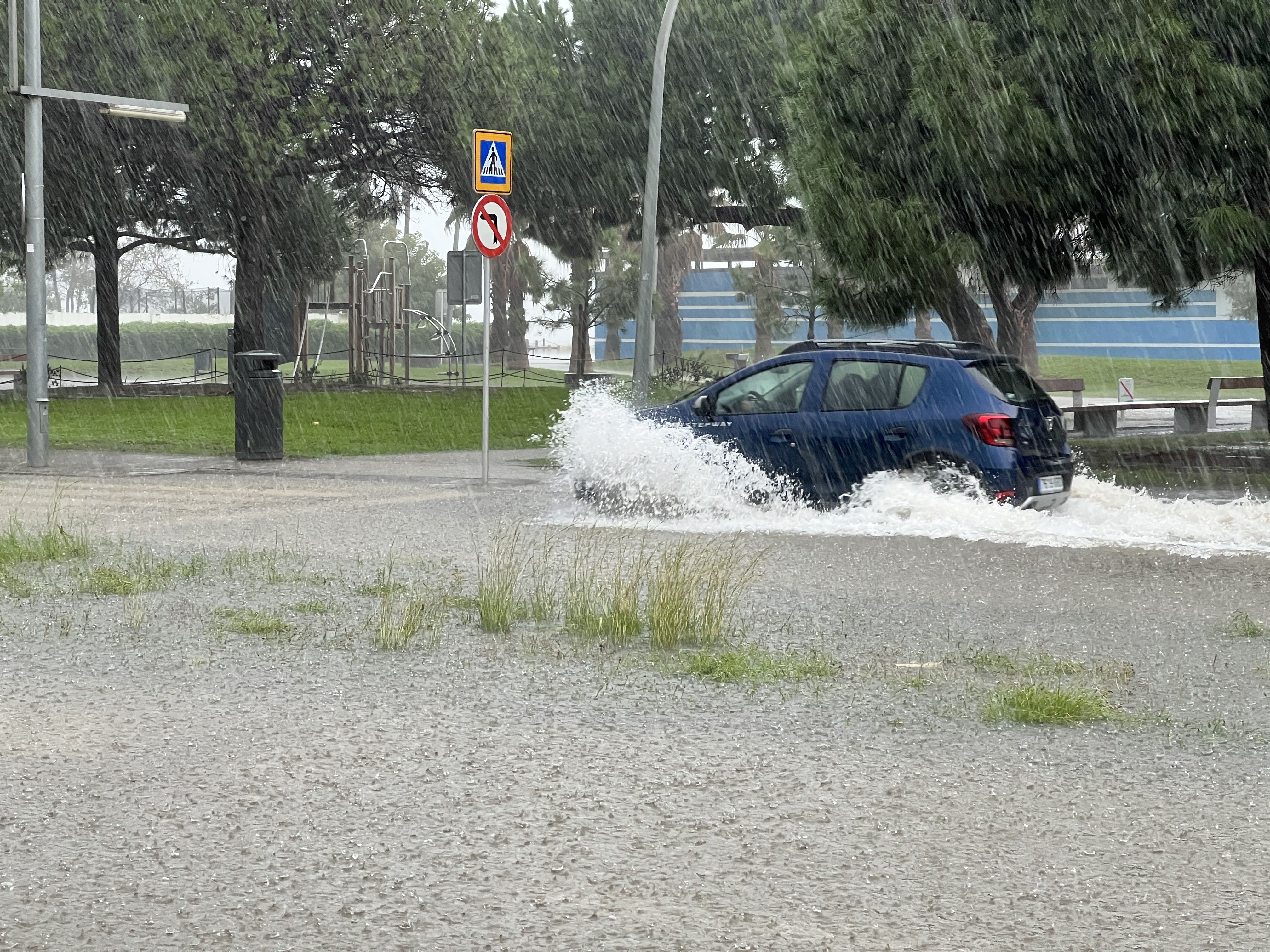 Un cotxe circula per Castelldefels en pluges intenses