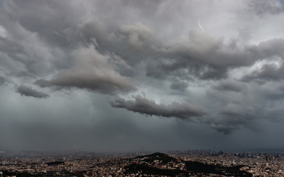 Tempesta a Barcelona pel pas de la DANA