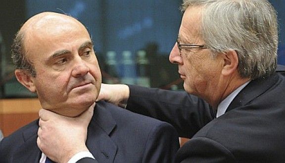 Jean-Claude Juncker fent broma amb Luis de Guindos, en una reunió a Brussel·les.