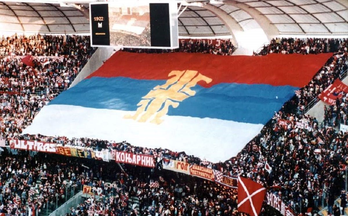 Afeccionats de l'Estrella Roja exhibeixen una bandera sèrbia durant la final de la Copa d'Europa de 1991