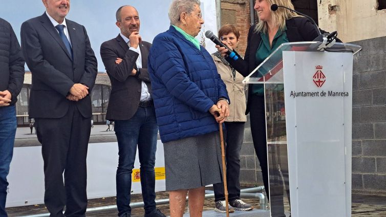 La Pepita Burgués, antiga treballadora de la Fàbrica Nova, ha participat a l'acte. Foto: Pere Fontanals