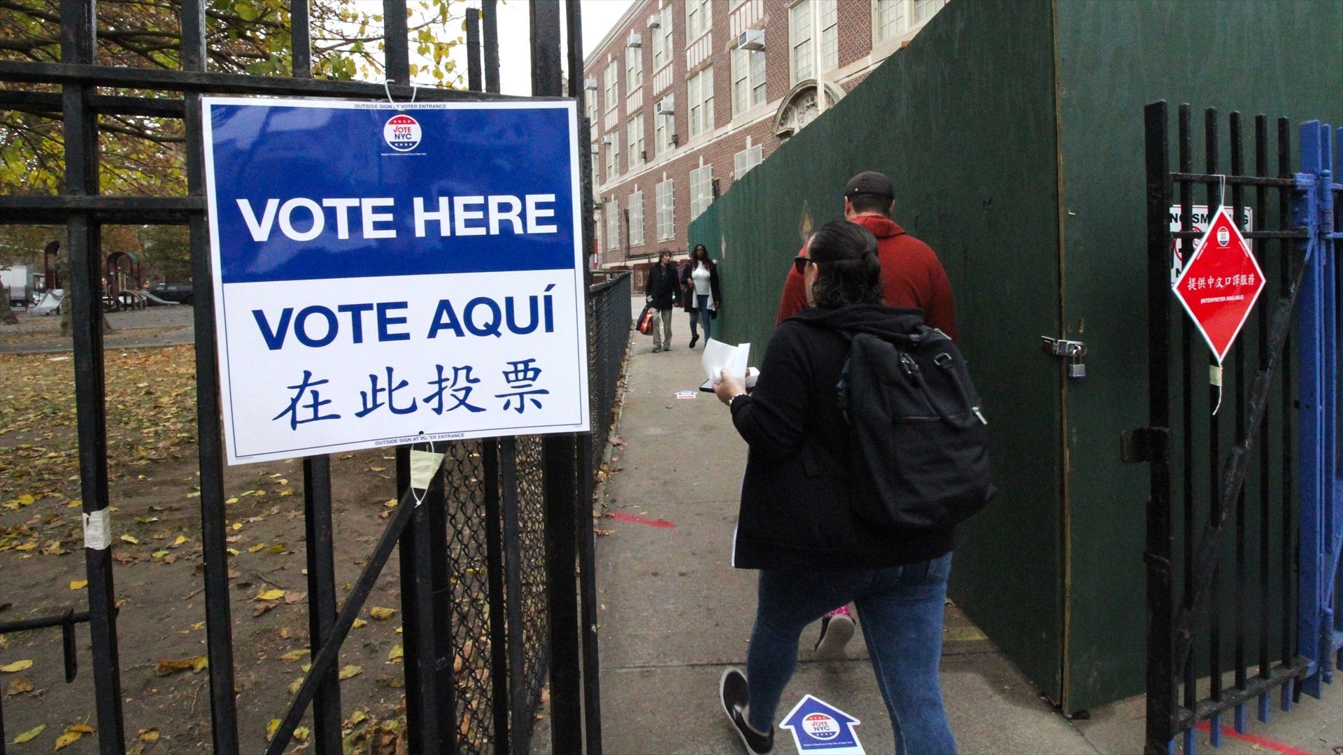 Els votants arriben a un col·legi de Brooklyn