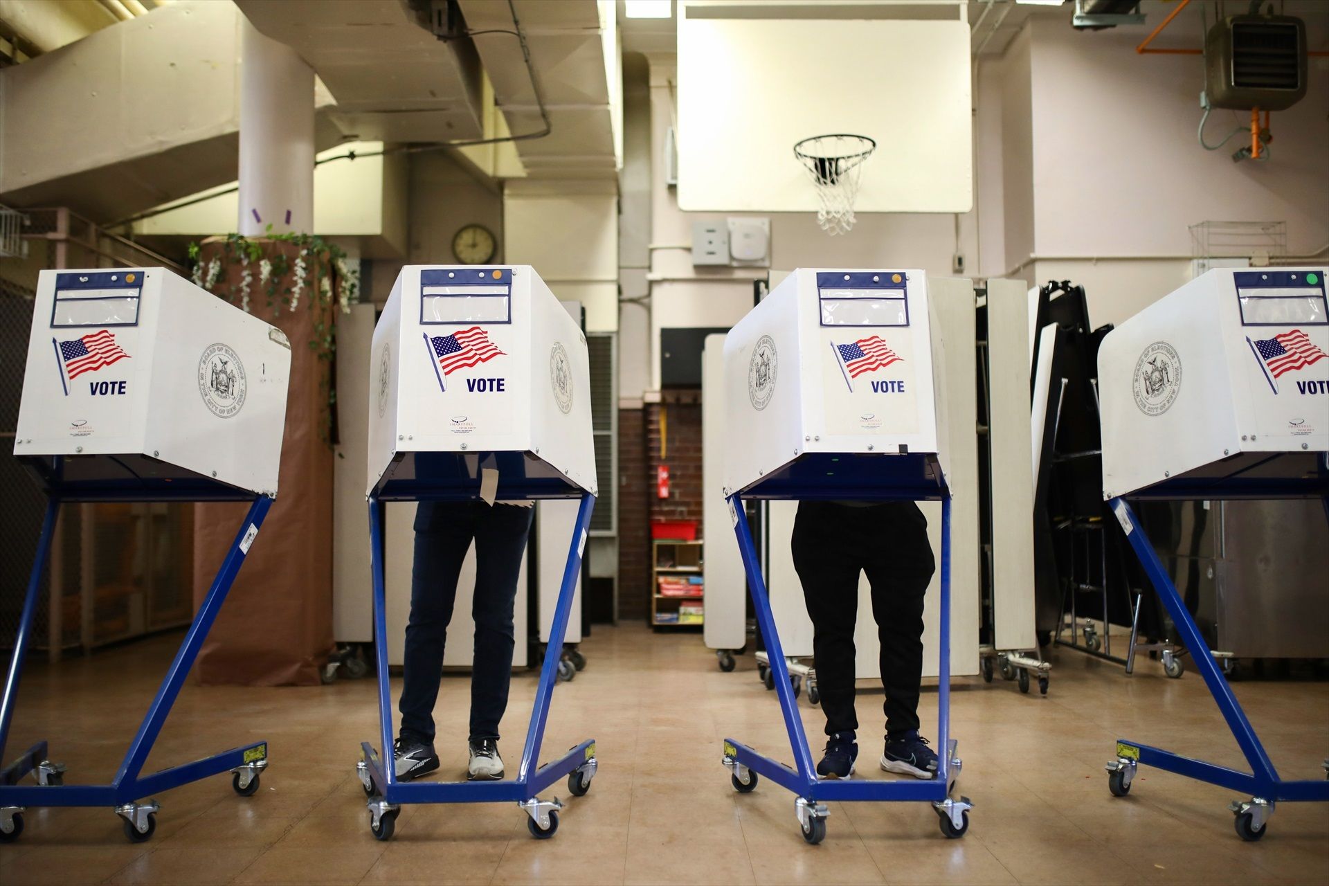 Votants nord-americans votant a Queens, a Nova York.