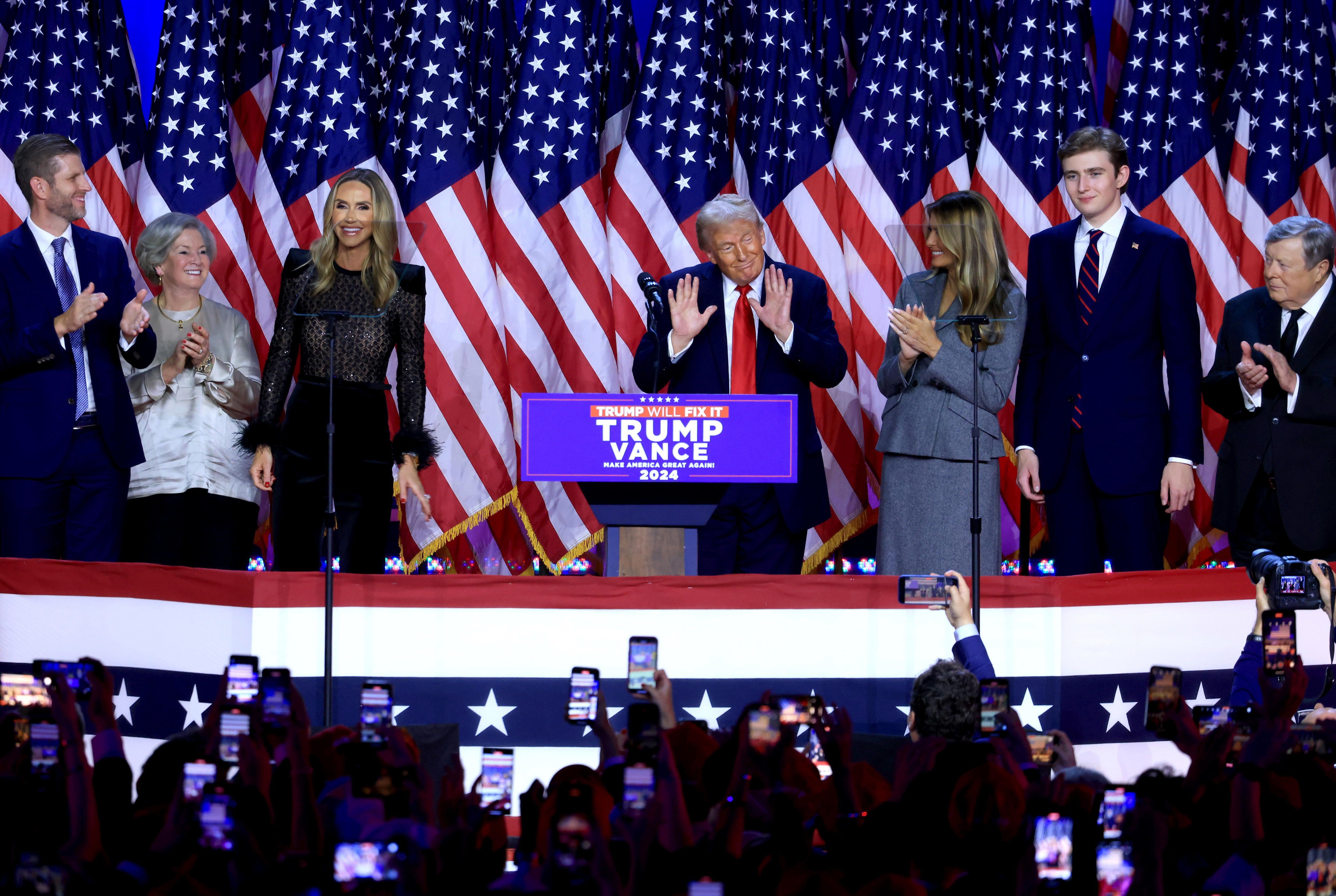 Donald J. Trump es dirigeix ​​als seus seguidors a la festa de la nit electoral al centre de convencions de West Palm Beach