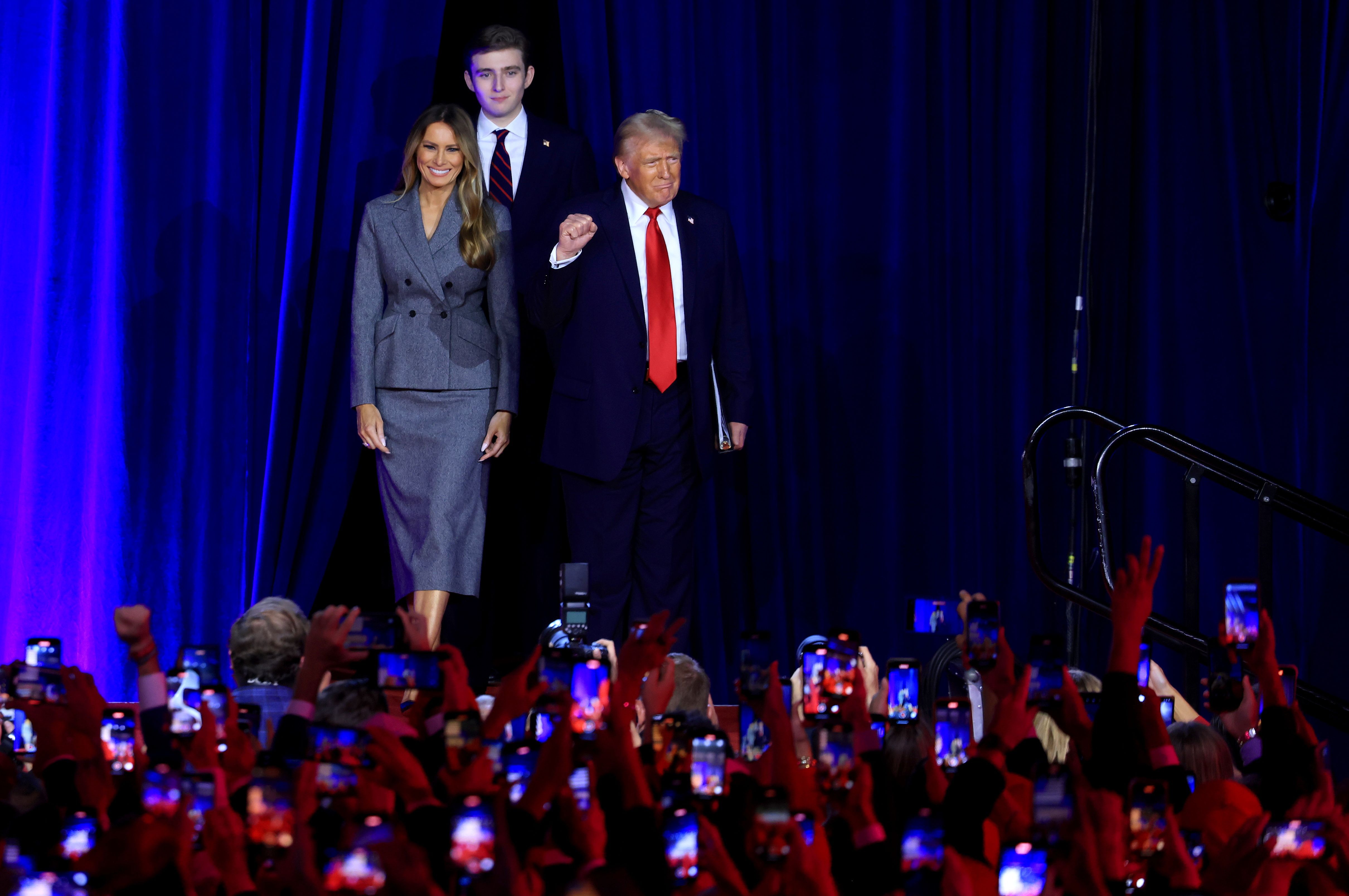 Donald Trump, amb Melania Trump i el seu fill Barron, a la festa de la nit electoral.