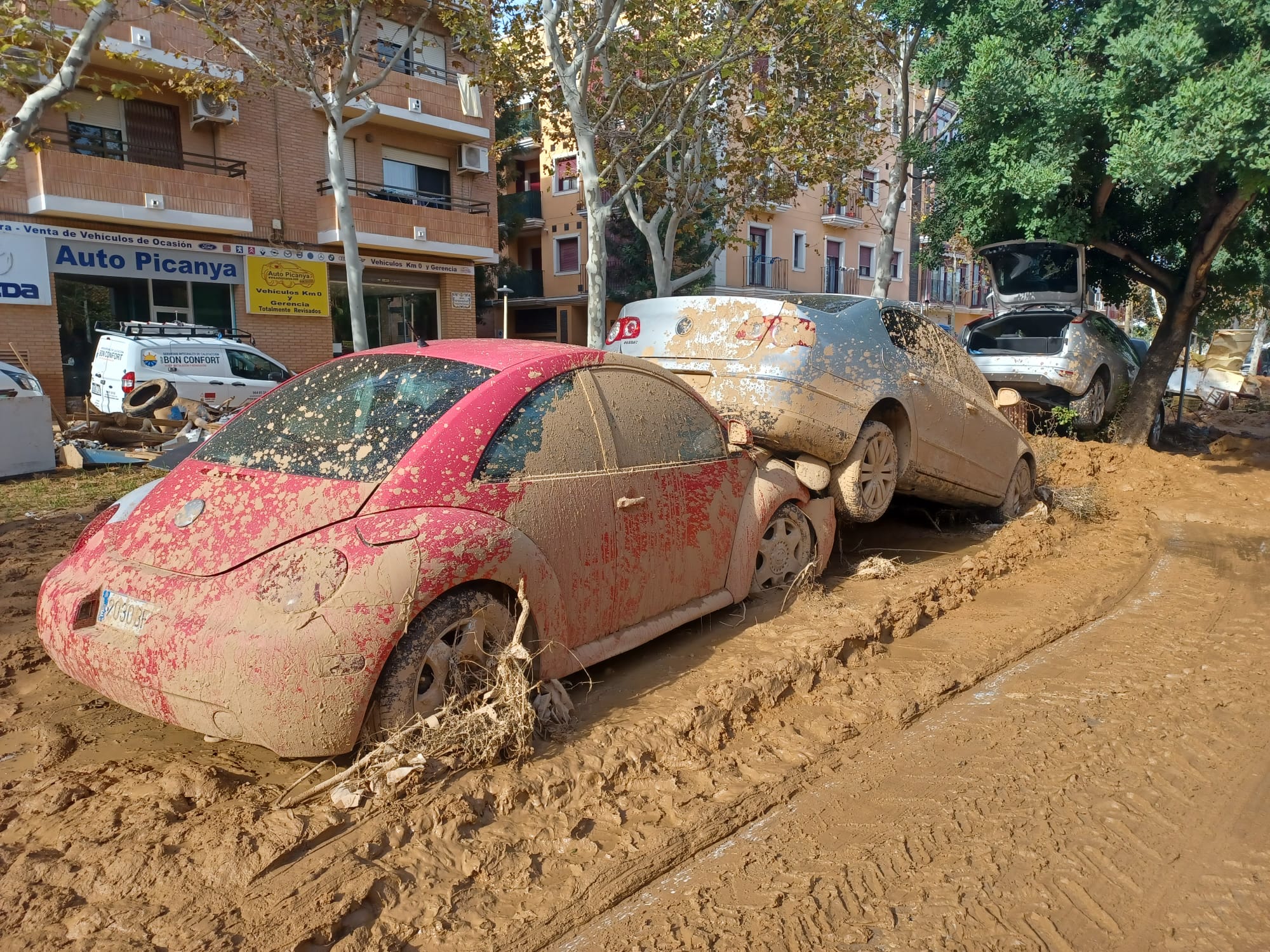 Cotxes destrossats per les pluges torrencials a Picanya per la DANA, al País Valencià