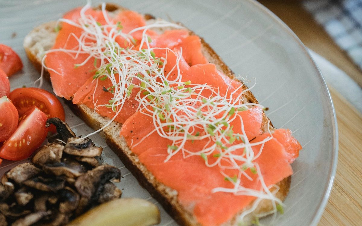 Brots d'alfals en un plat de salmó