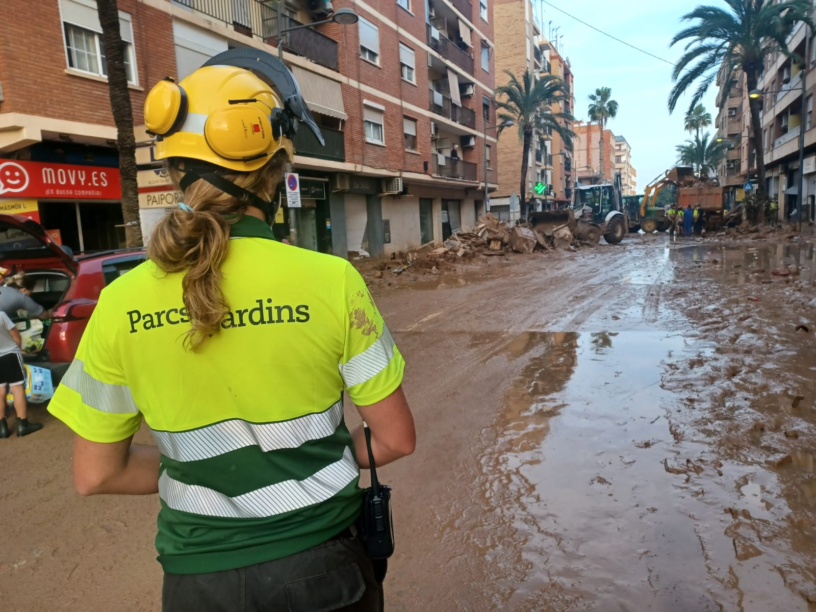 Una treballadora de Parcs i Jardins, a Paiporta després de la DANA