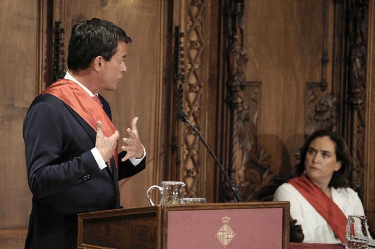 Manuel Valls, mirant a l'alcaldessa de Barcelona, Ada Colau