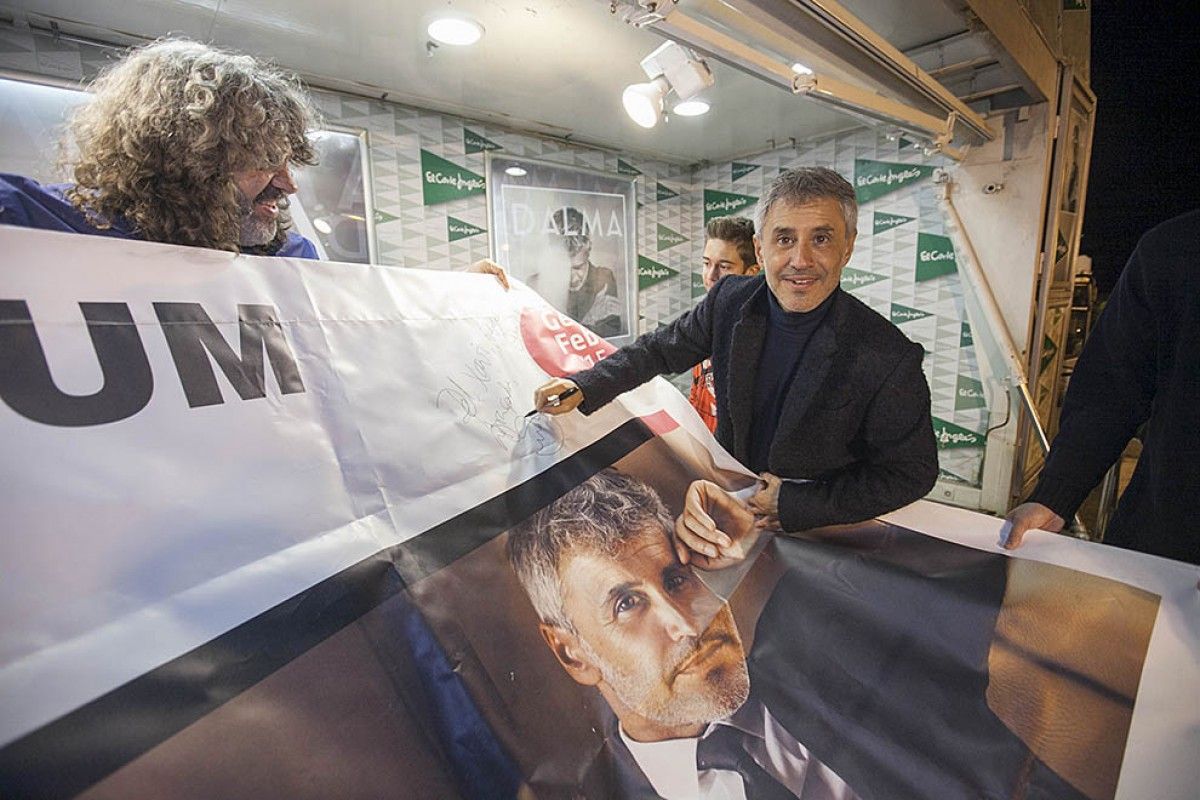 Sergio Dalma signant el cartell a un seguidor