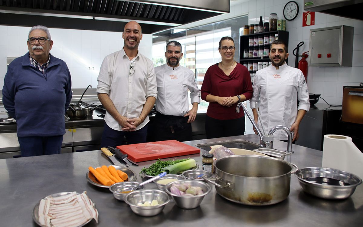 Representants d'Osona Cuina, del col·lectiu de caçadors i d'Agricultura, a l'Escola d'Hostaleria d'Osona.