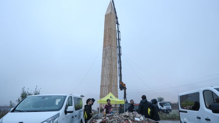 L'obelisc de Lluèrnia, el dia del seu muntatge