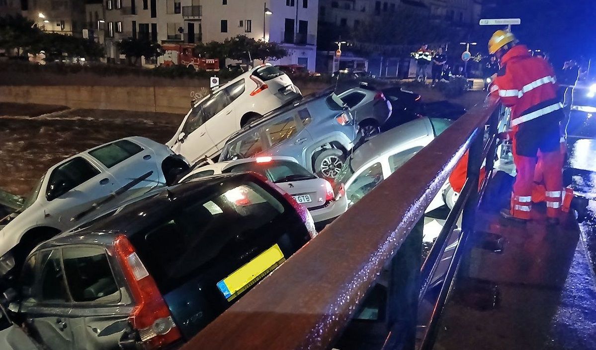 Els vehicles a la riera de Cadaqués després de la tempesta