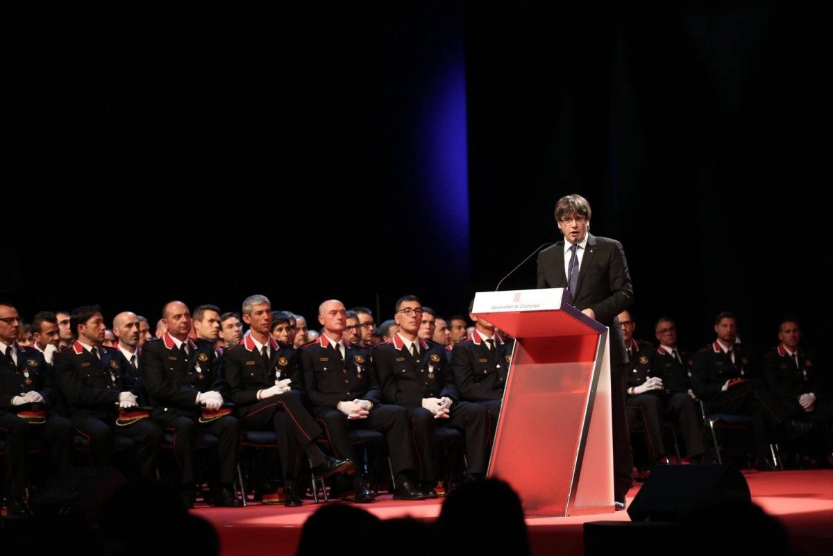 Carles Puigdemont, en un acte amb els Mossos d'Esquadra
