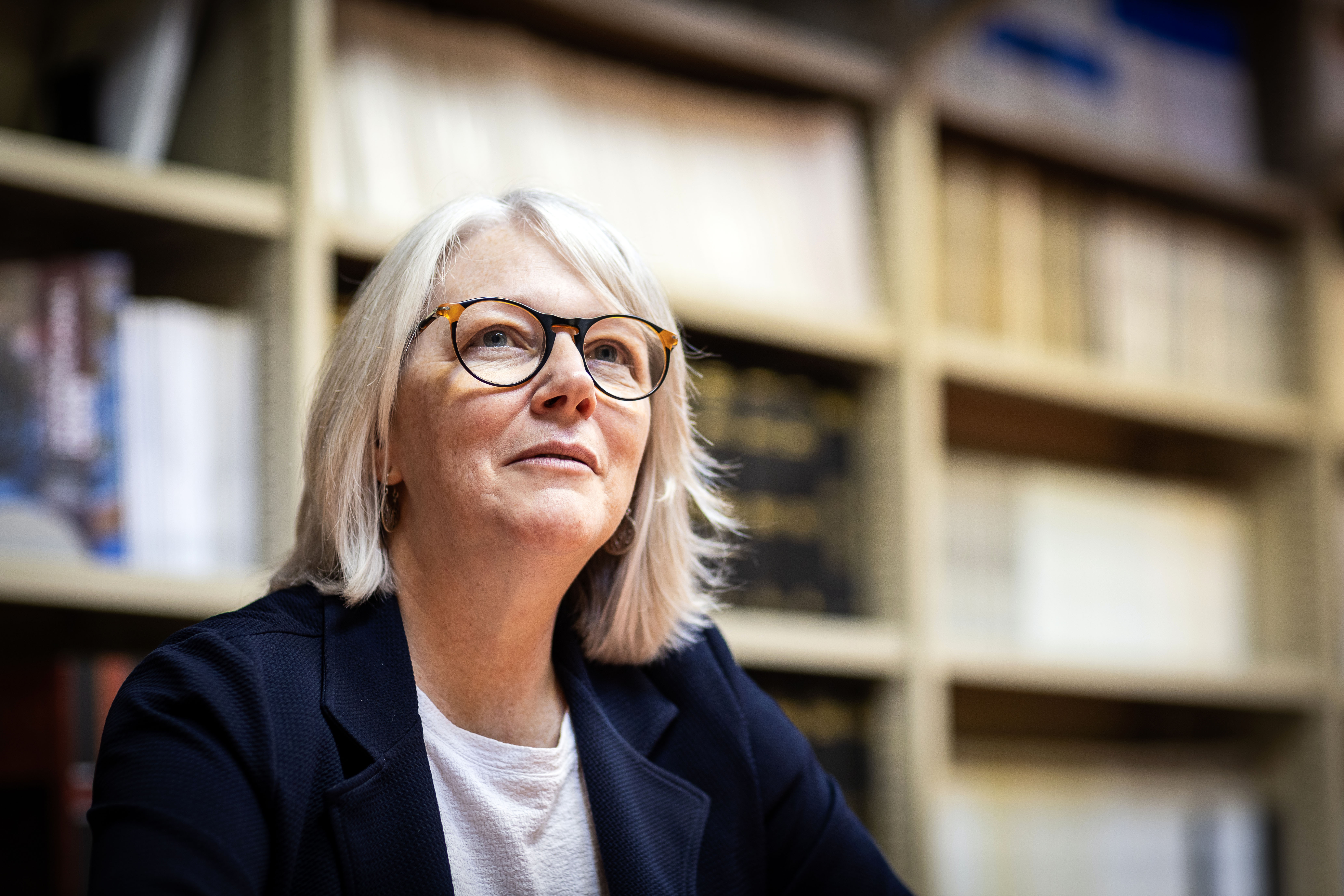 Carme Colomina durant l'entrevista amb Nació, al Cidob