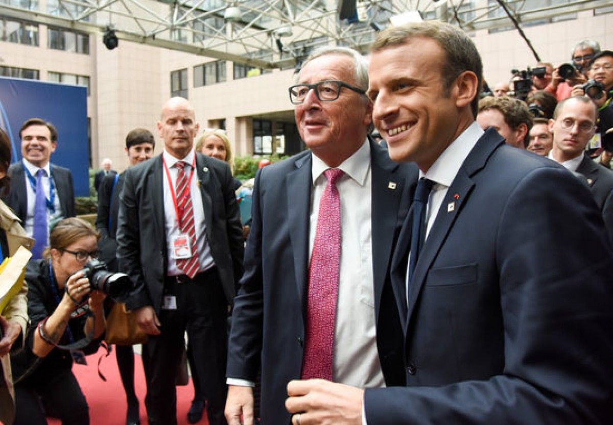 Emmanuel Macron i Jean-Claude Juncker a l’entrada del Consell Europeu.