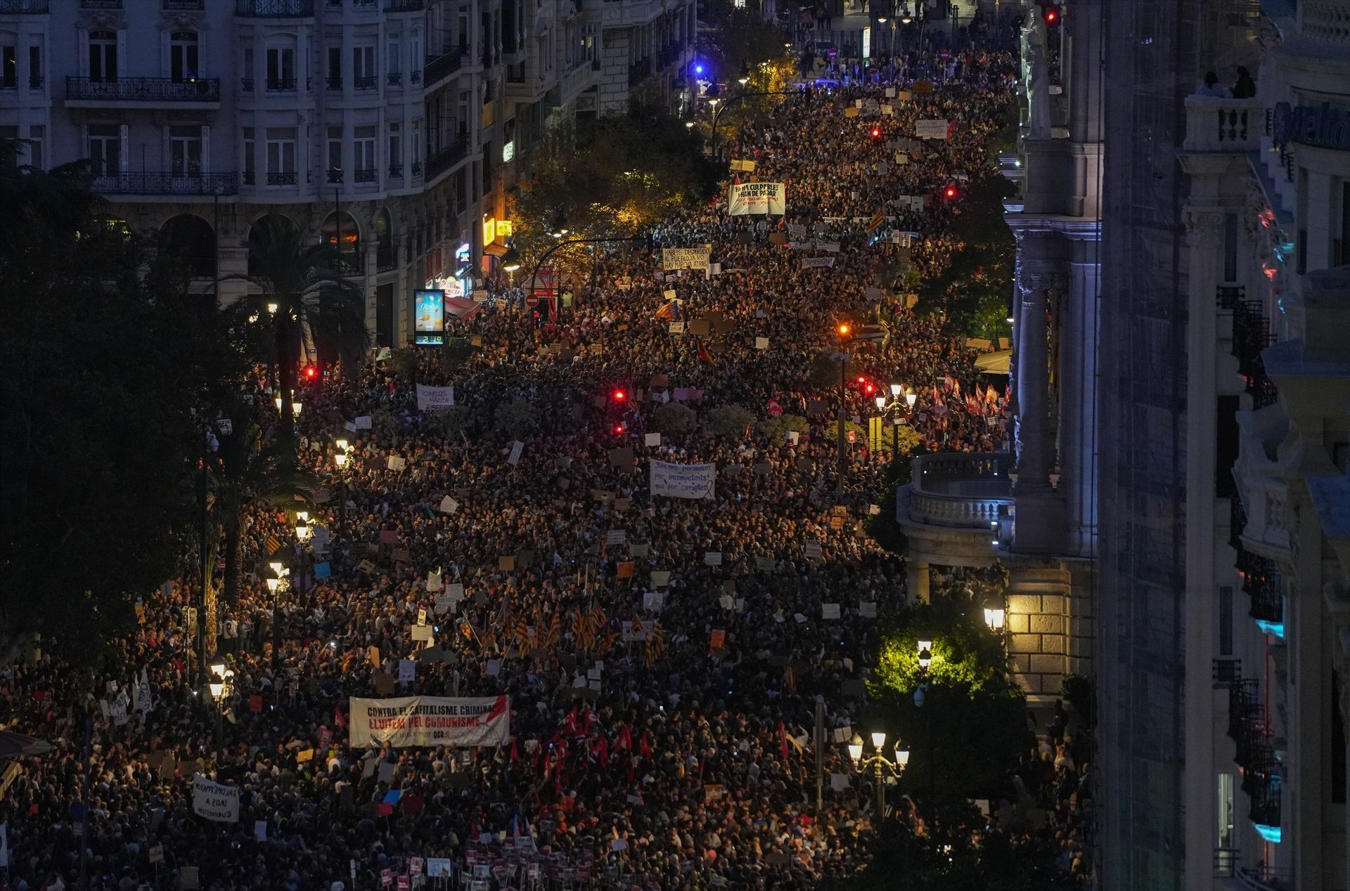 Els carrers de València durant la manifestació, en una imatge aèrea