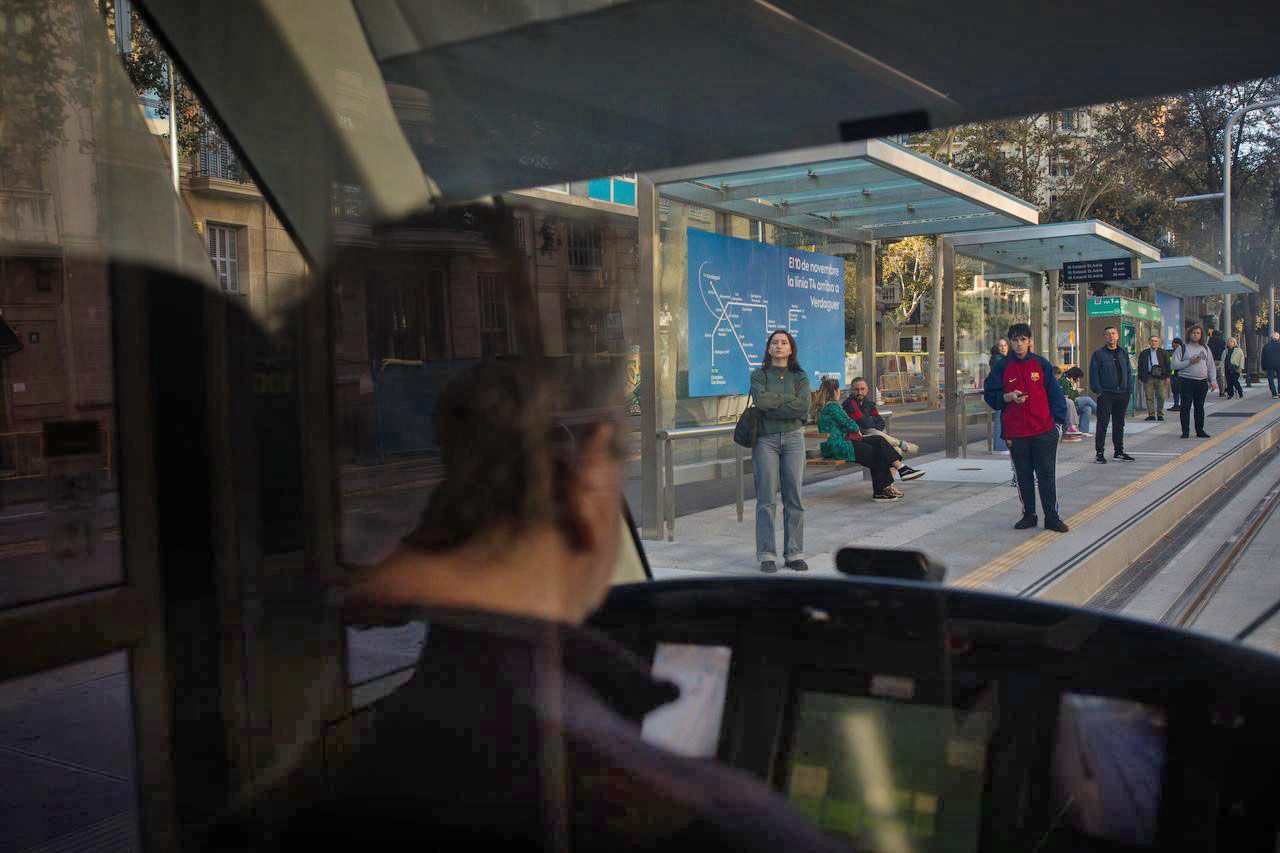 El tramvia, arribant a Verdaguer, en el nou traçat per la Diagonal