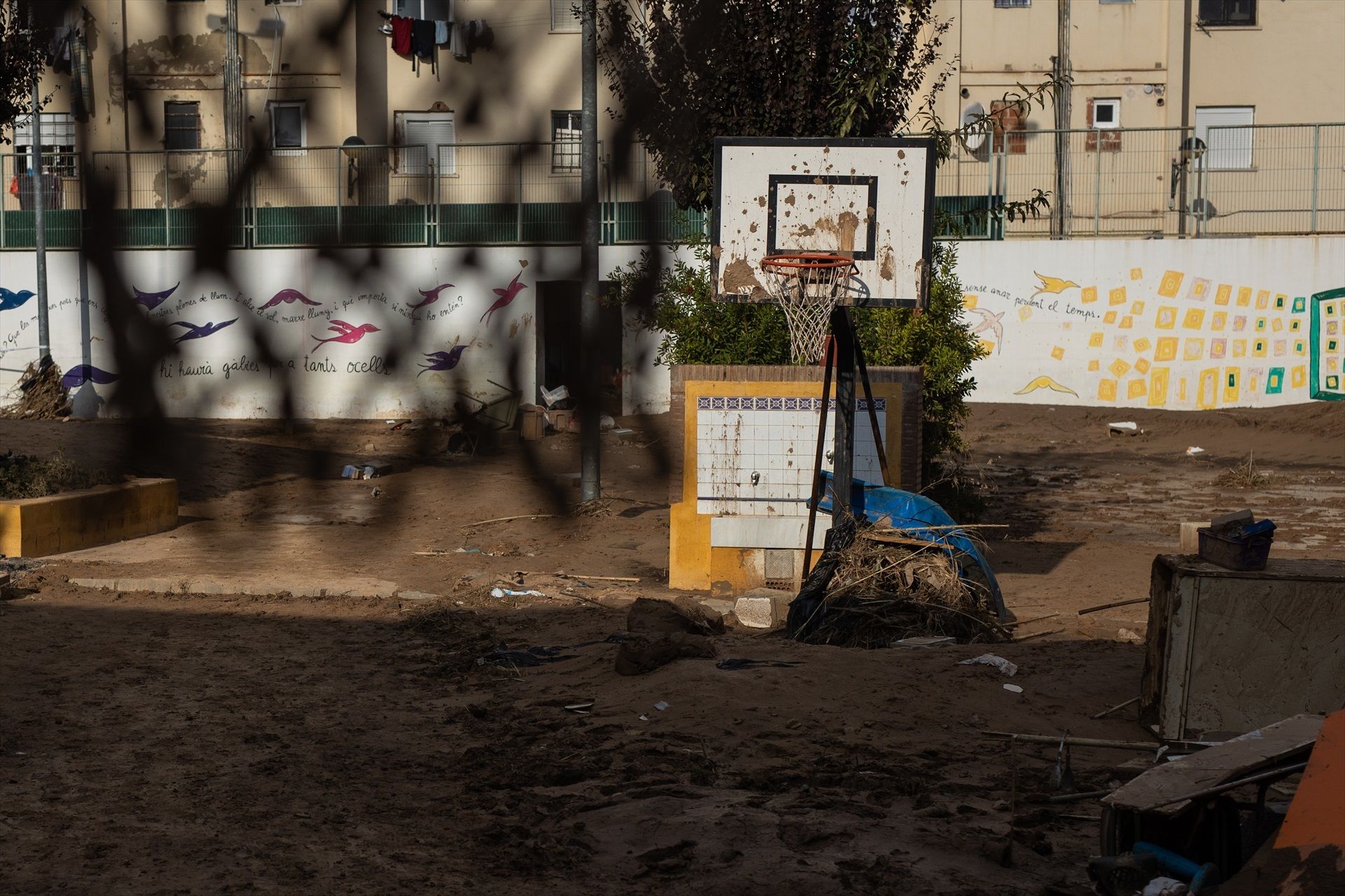 El pati del CEIP Carme Miquel, a Algemesí, poc després del temporal.