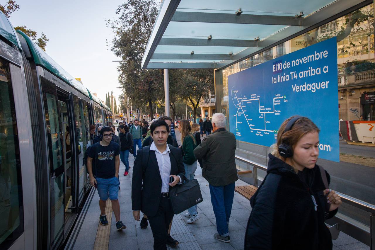 Desenes d'usuaris pugen i baixen del nou tramvia per la Diagonal