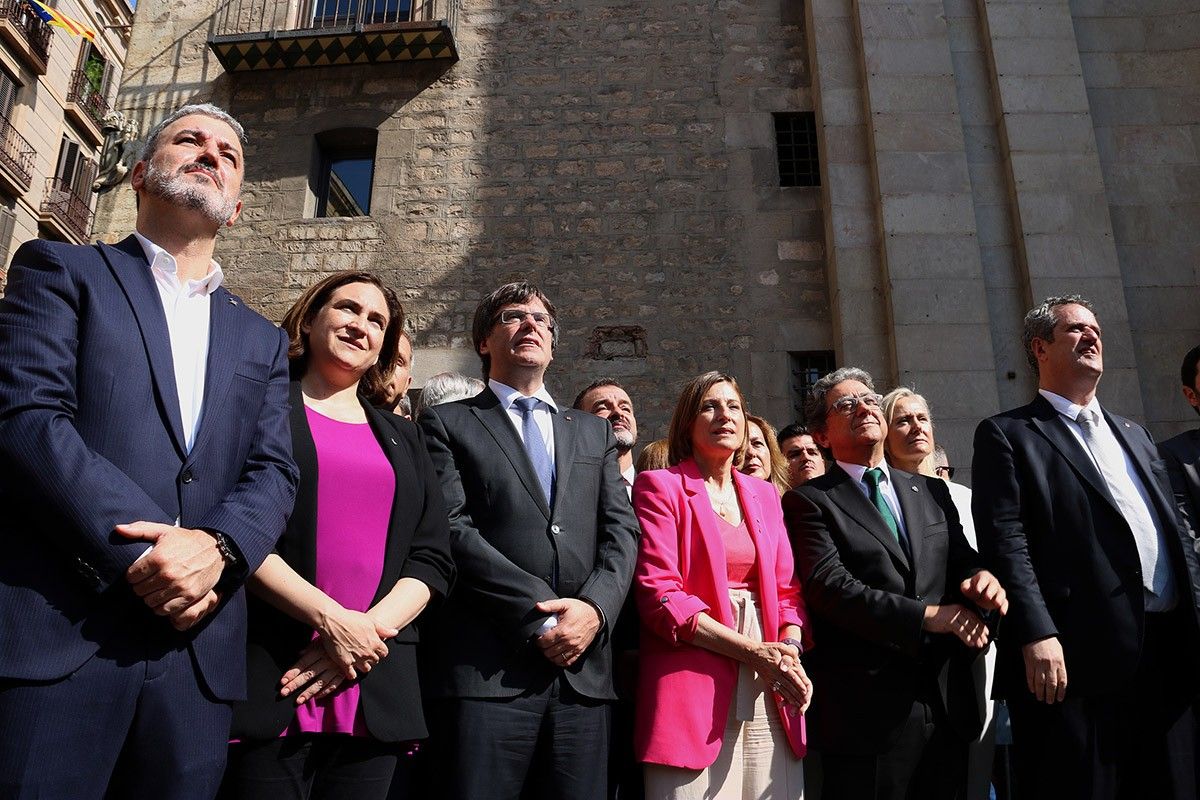 Collboni, Colau, Puigdemont, Forcadell i Millo, al davant de la basílica de la Mercè