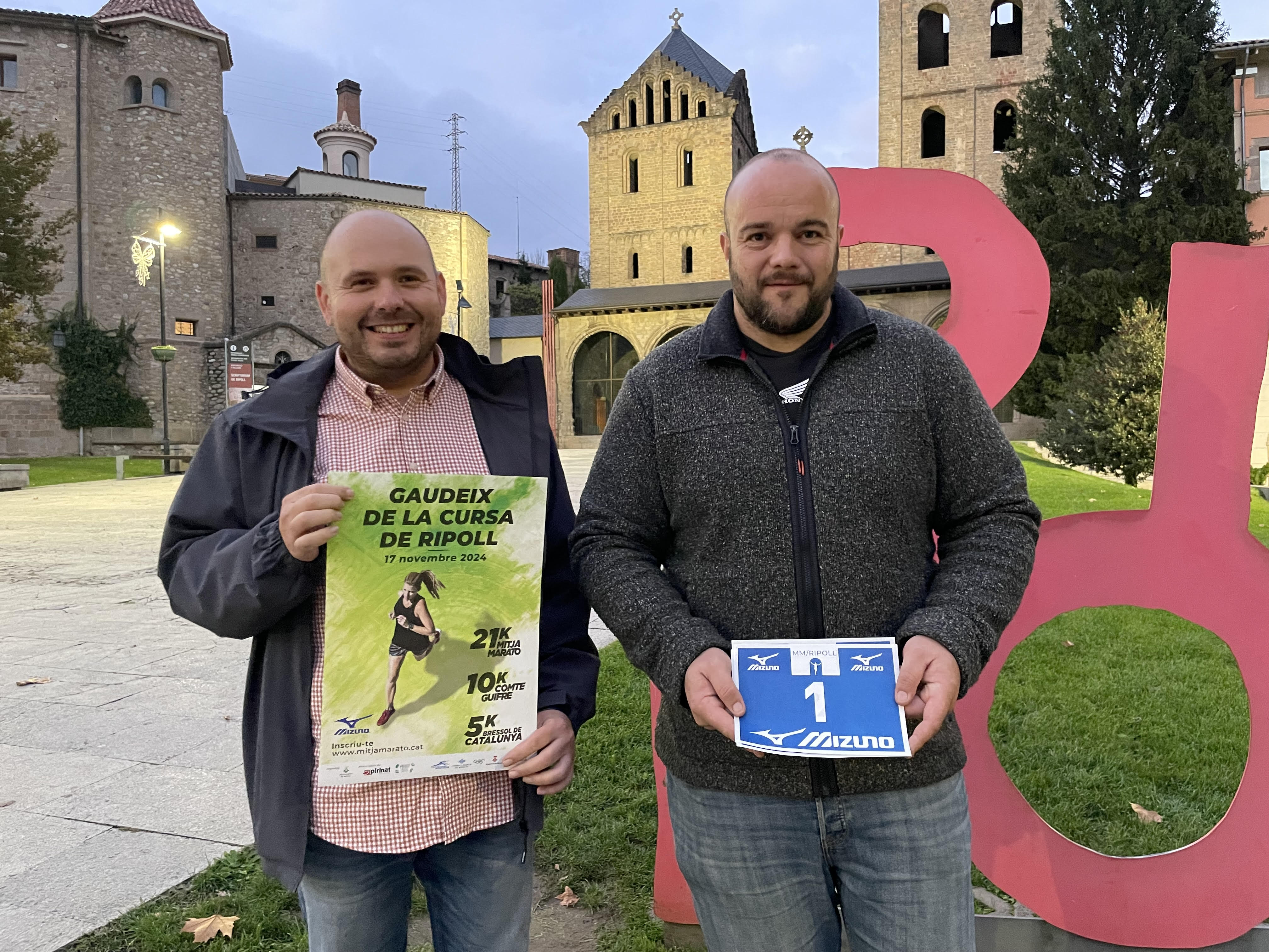 El regidor d’Esports de l’Ajuntament, Albert Santandreu, i el membre de l’organització de la prova, Joaquim Merino, a la plaça del Monestir de Ripoll.