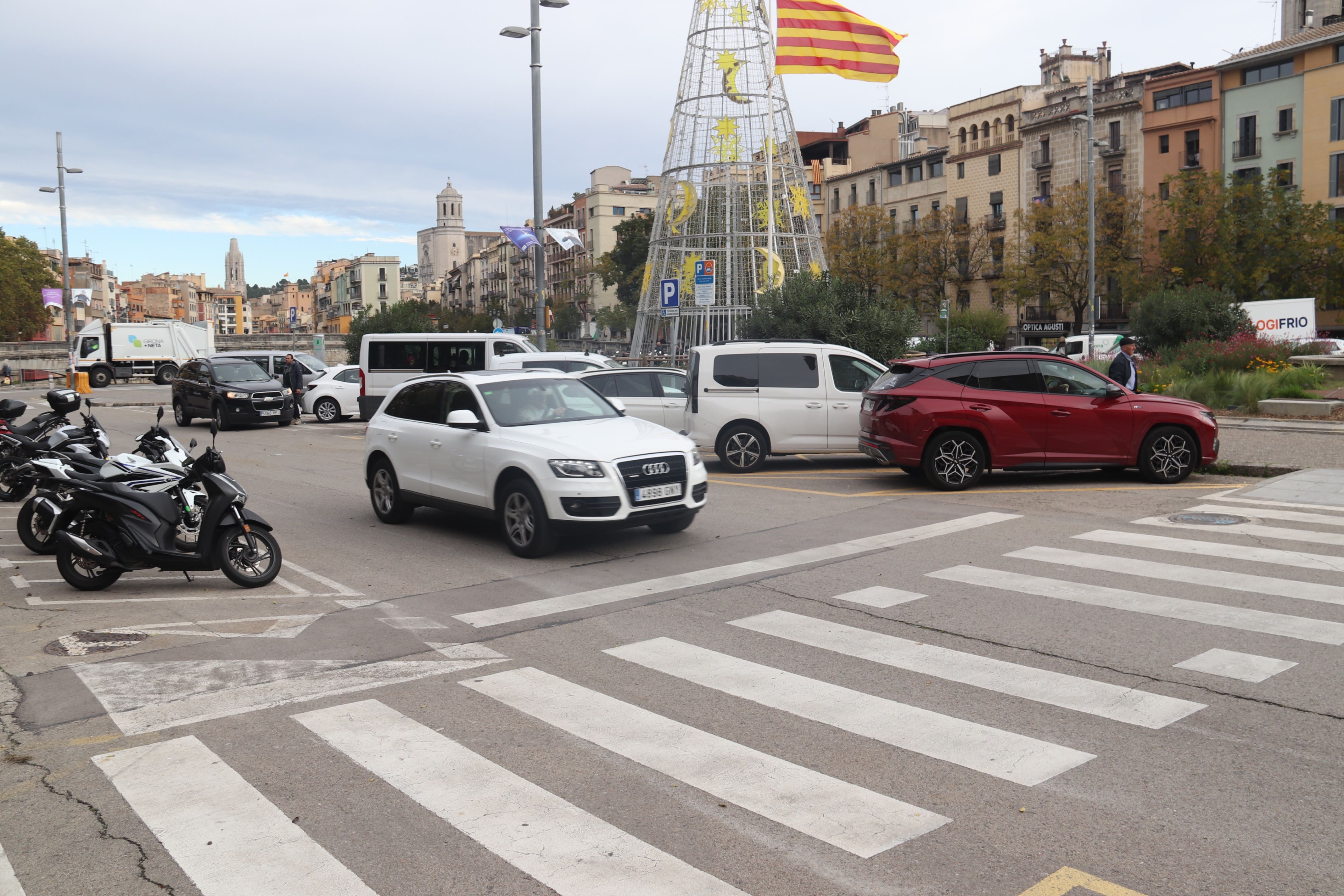 Vehicles a la plaça de Catalunya de Girona 