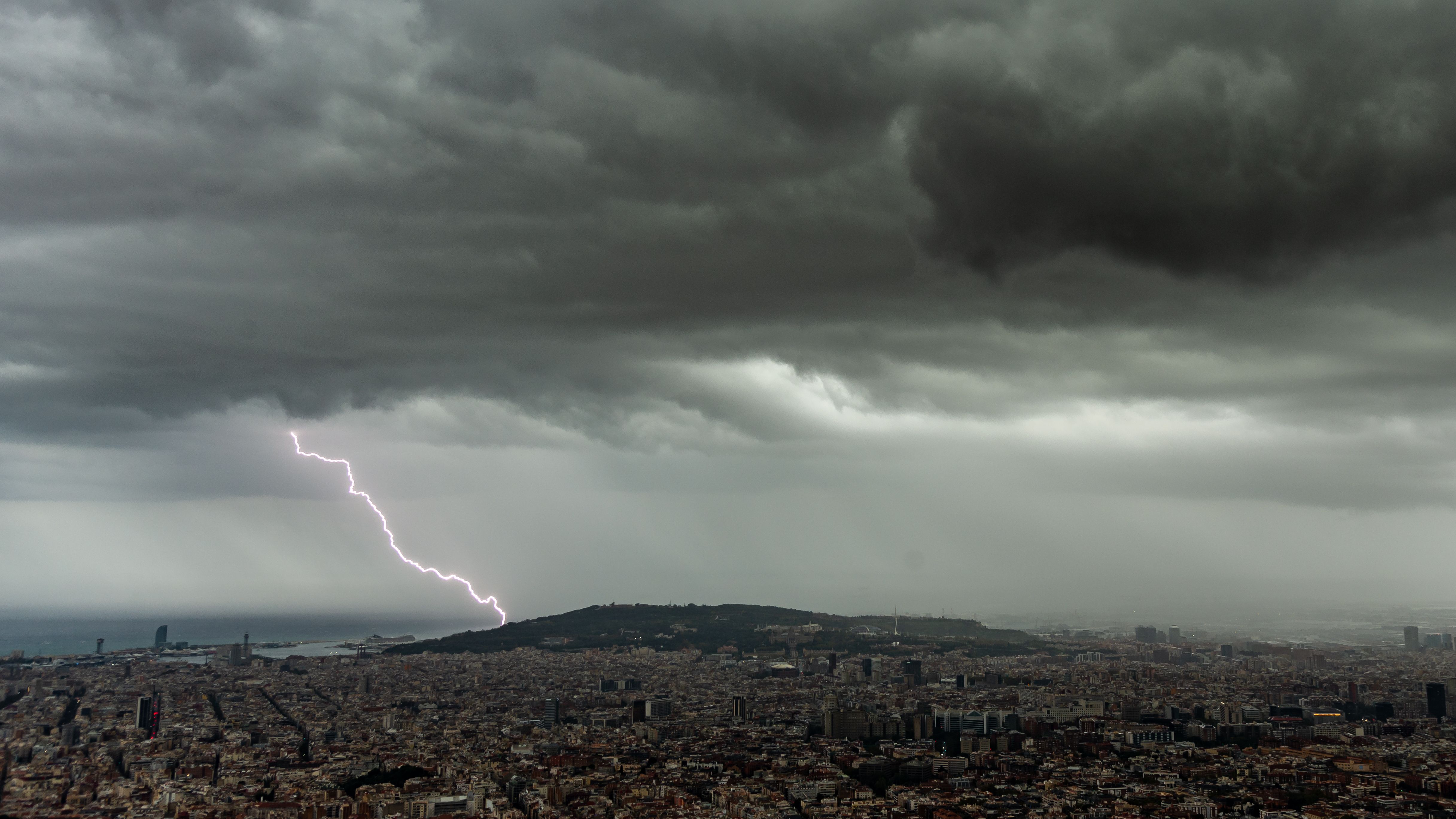 Una tempesta a Barcelona, en una imatge d'arxiu