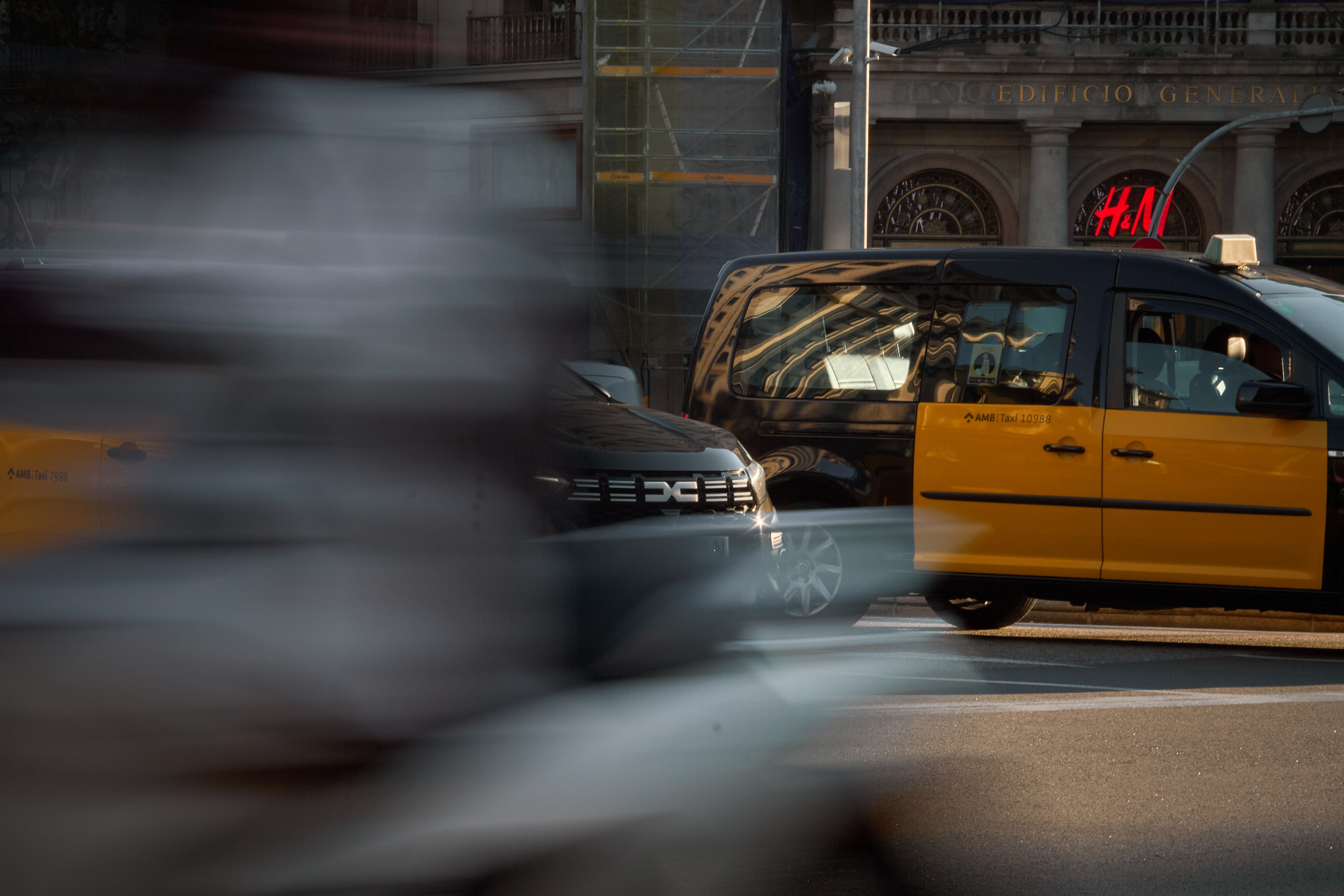 Un taxi al centre de Barcelona, en imatge d'arxiu.