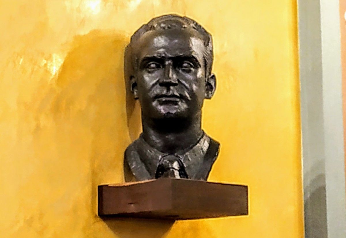 Imatge del bust del Borbó a la Paeria.