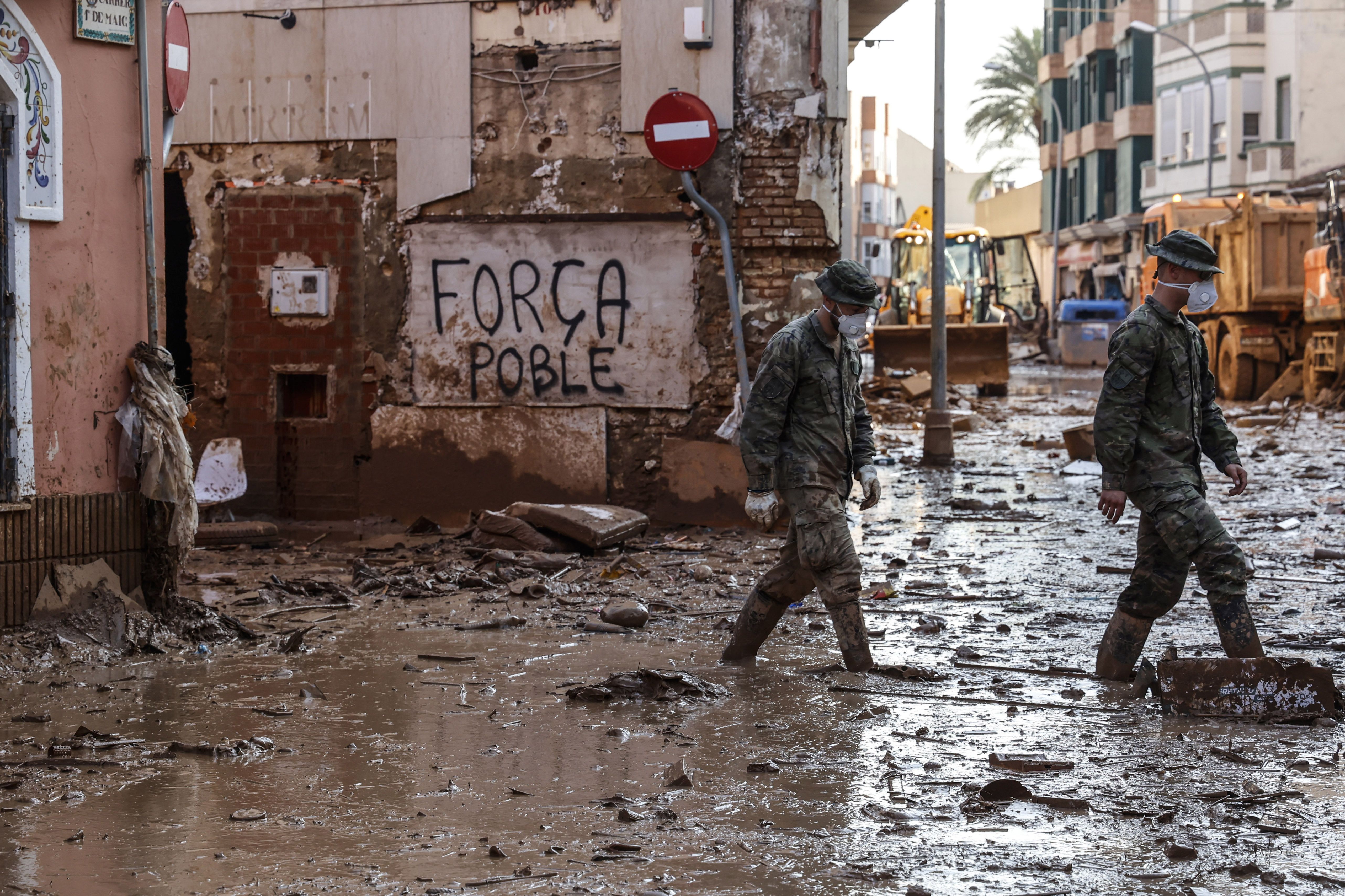 Militars treballen en la neteja d'una de les zones afectades, a Paiporta