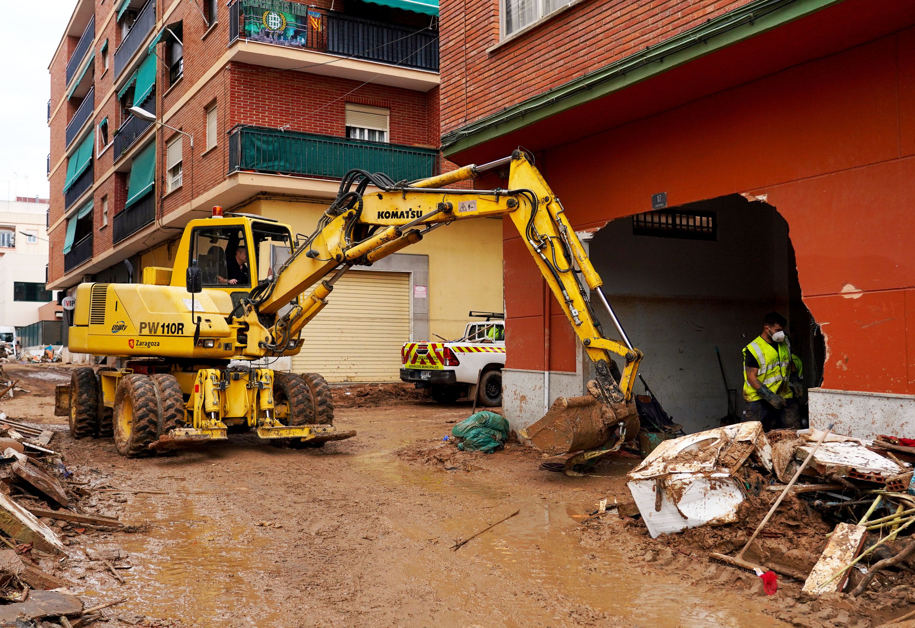 Una excavadora treballa a Paiporta