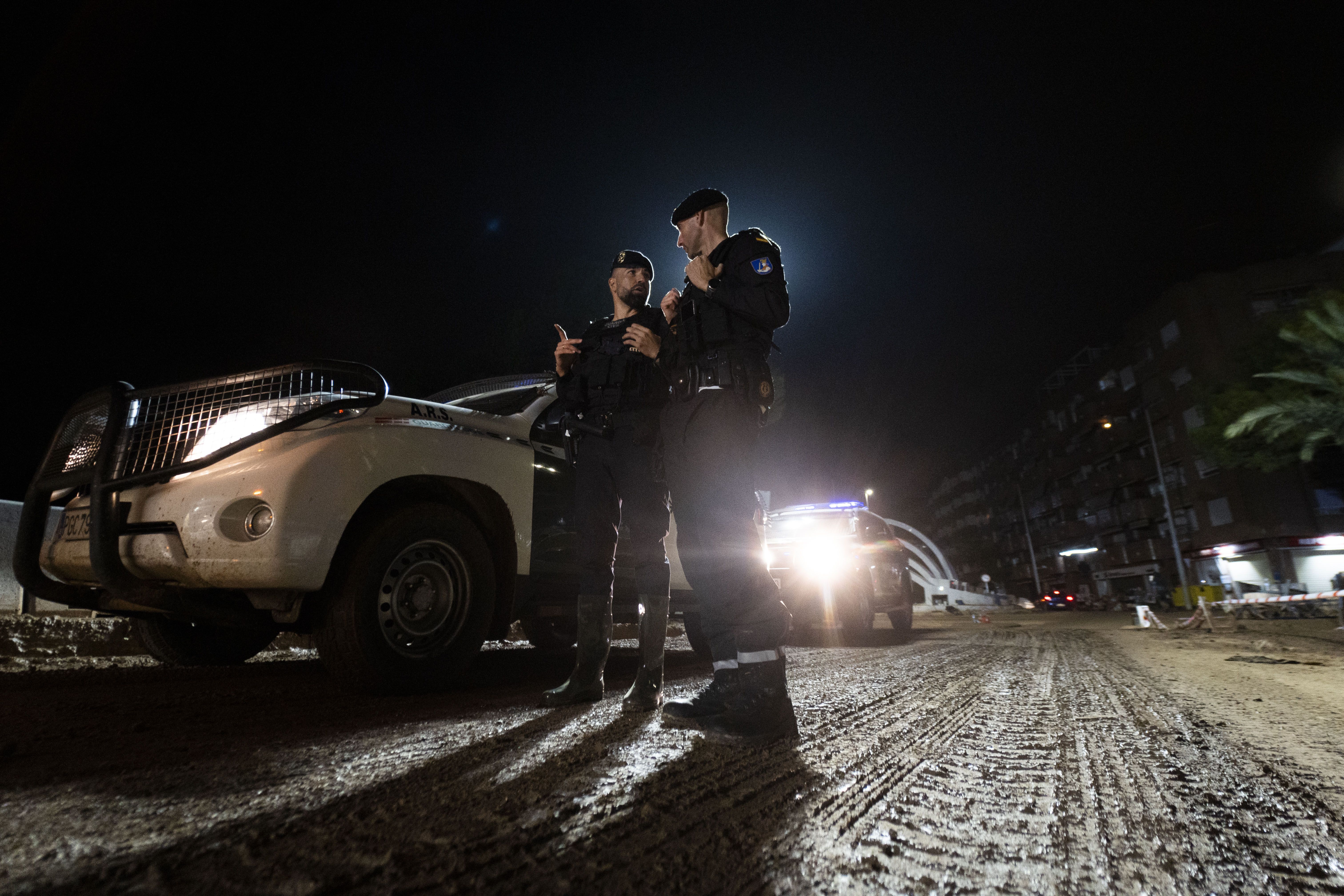 Dos agents de la Guadia Civil durant la ronda nocturna, a Paiporta