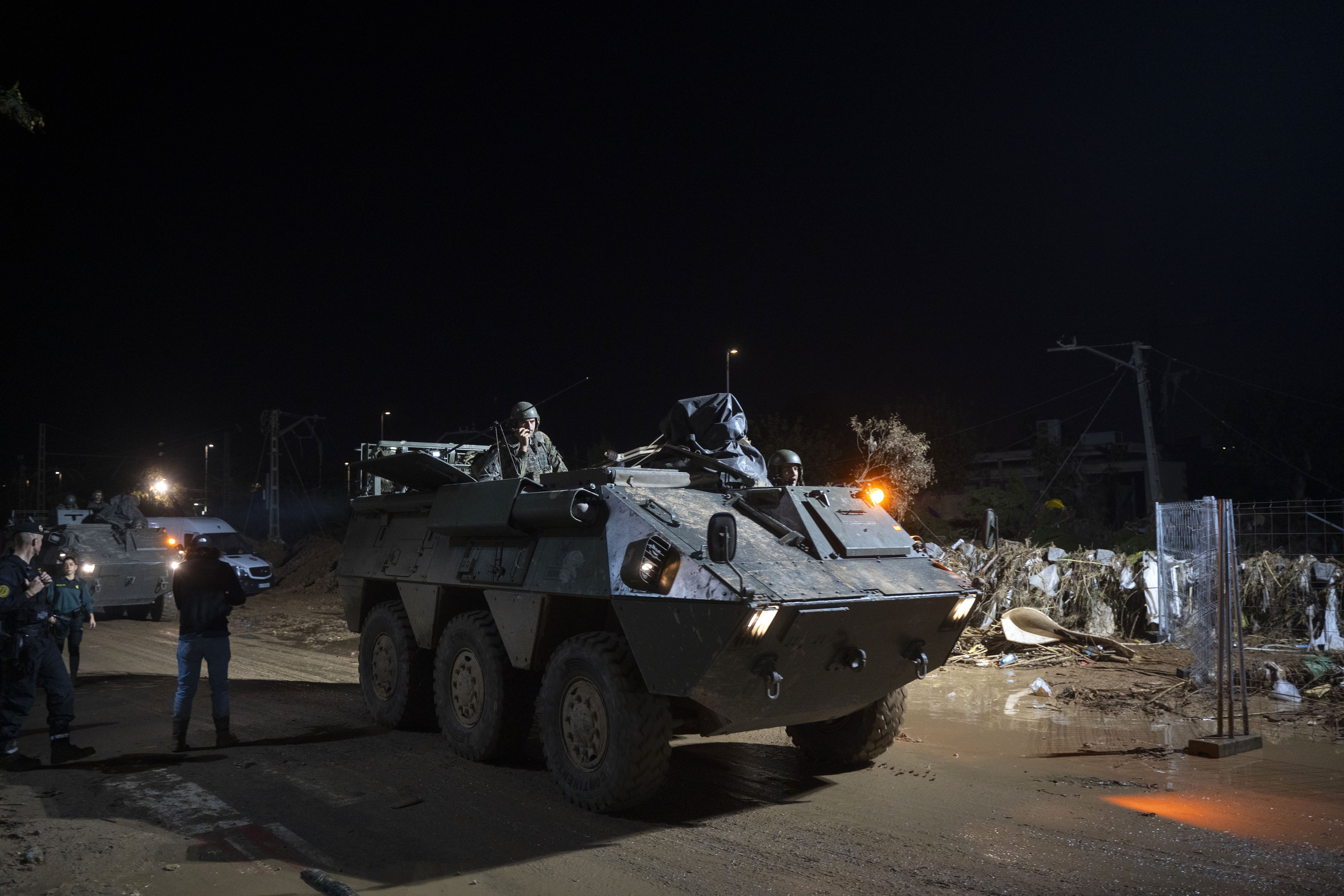 Un vehicle militar durant la ronda nocturna, a Paiporta