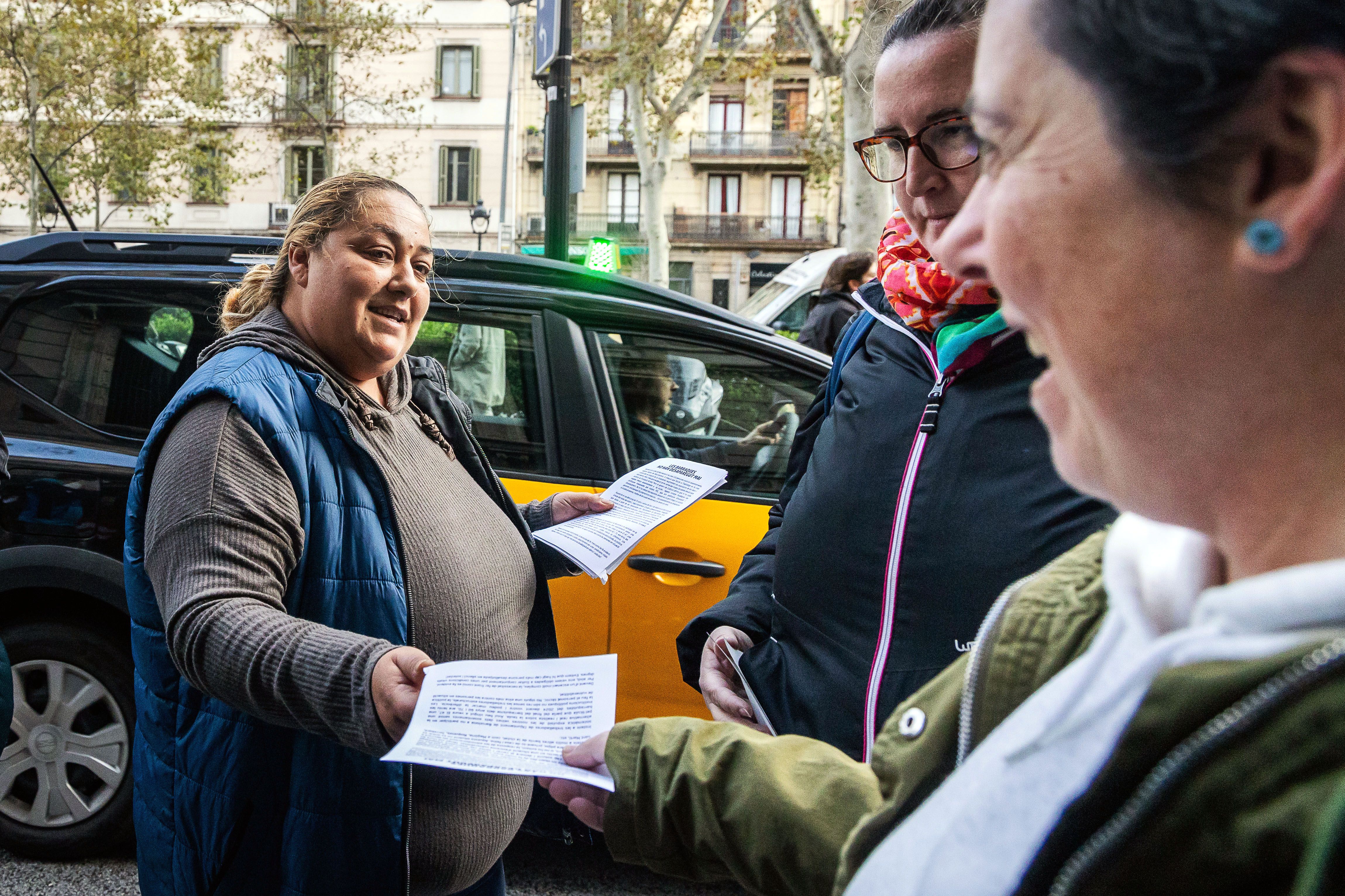 Veïns de Vallcarca reparteixen fulletons sobre el barraquisme a treballadors de l'Ajuntament de Barcelona