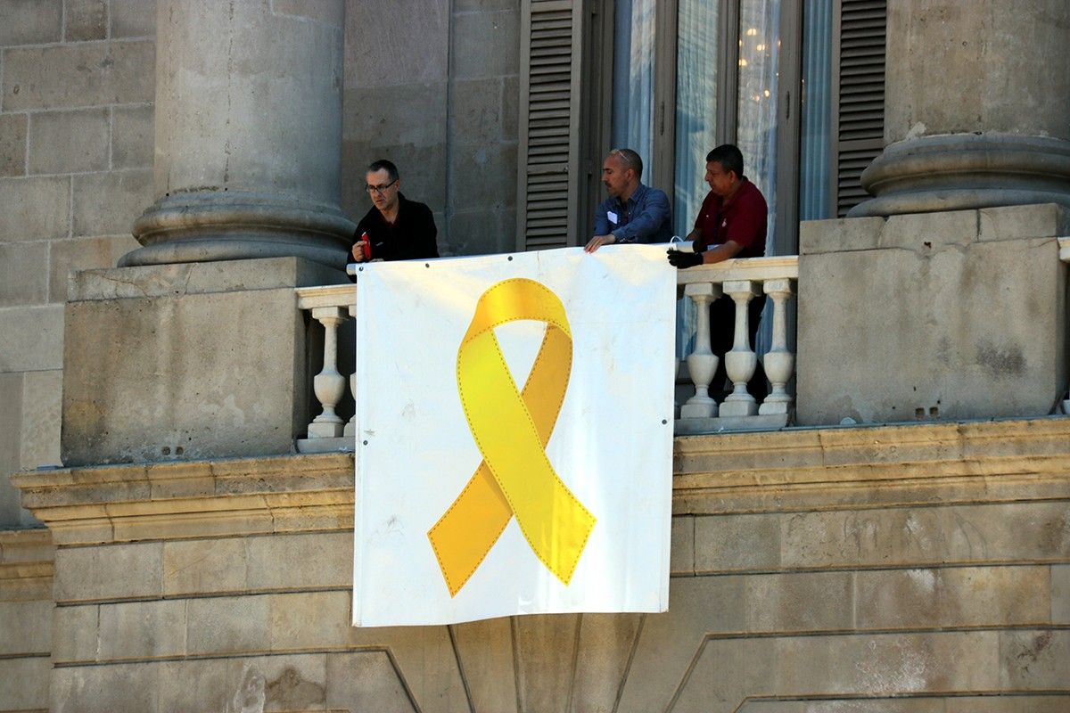 El llaç groc al balcó de l'Ajuntament, aquest dilluns