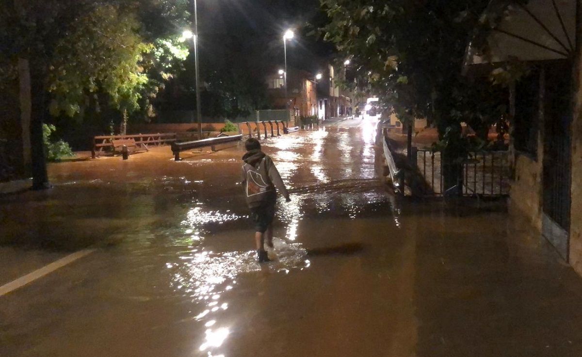 Un carrer amb aigua a Ulldecona pel pas de la DANA