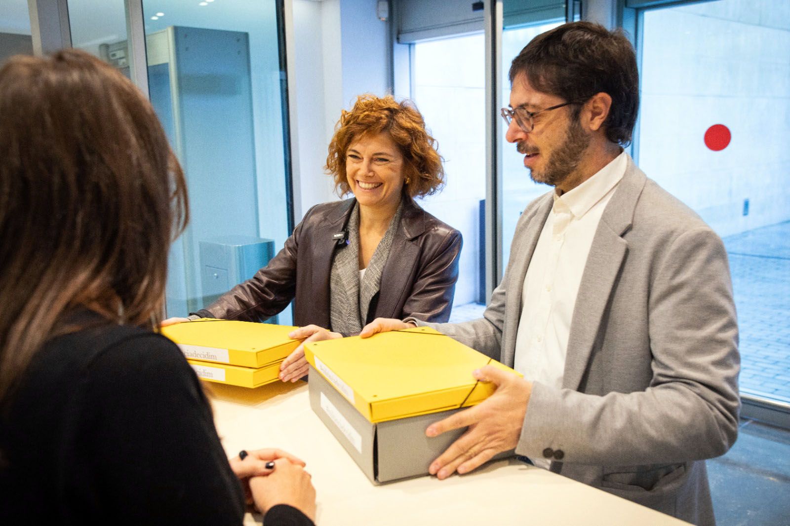 Elisenda Alamany i Oriol López, entregant els avals a seu nacional.