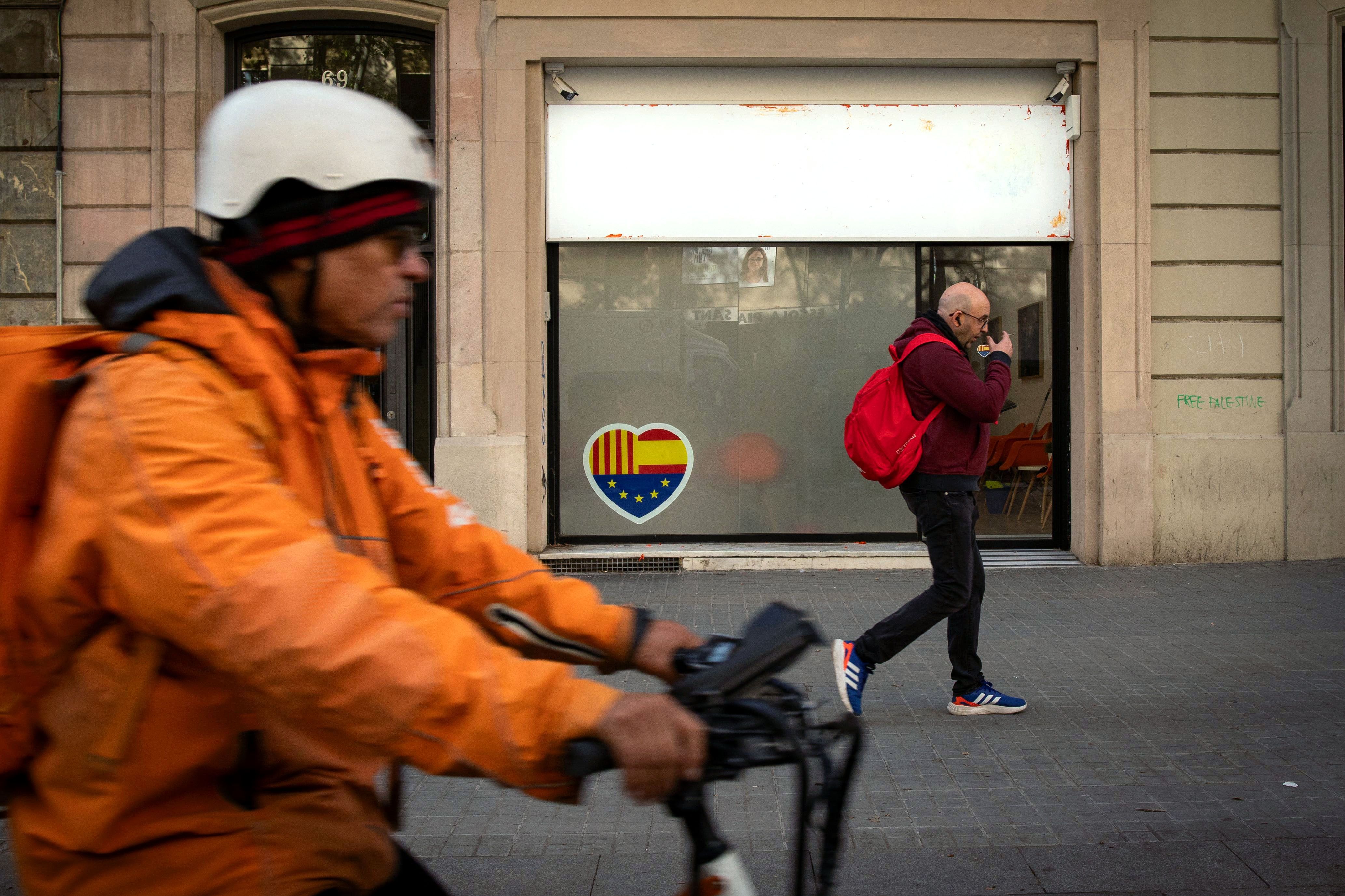 La seu de Ciutadans, amb el rètol esborrat.