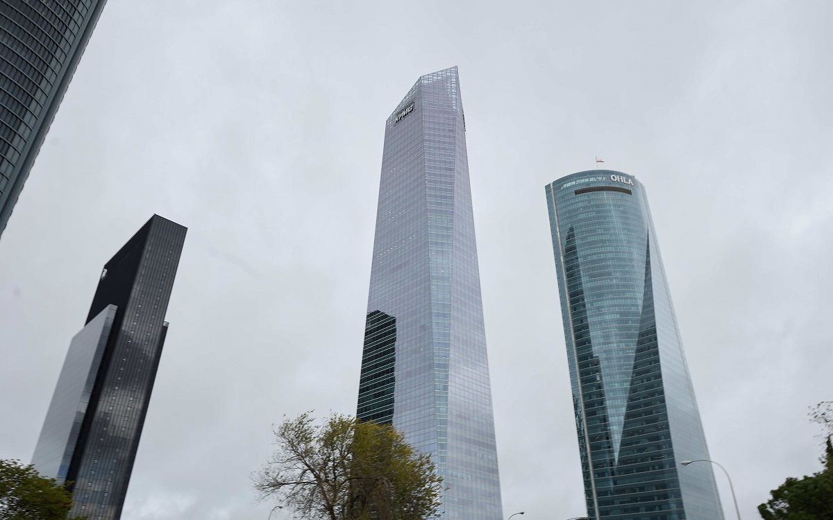 La Torre de Cristall de Madrid, al centre de la imatge