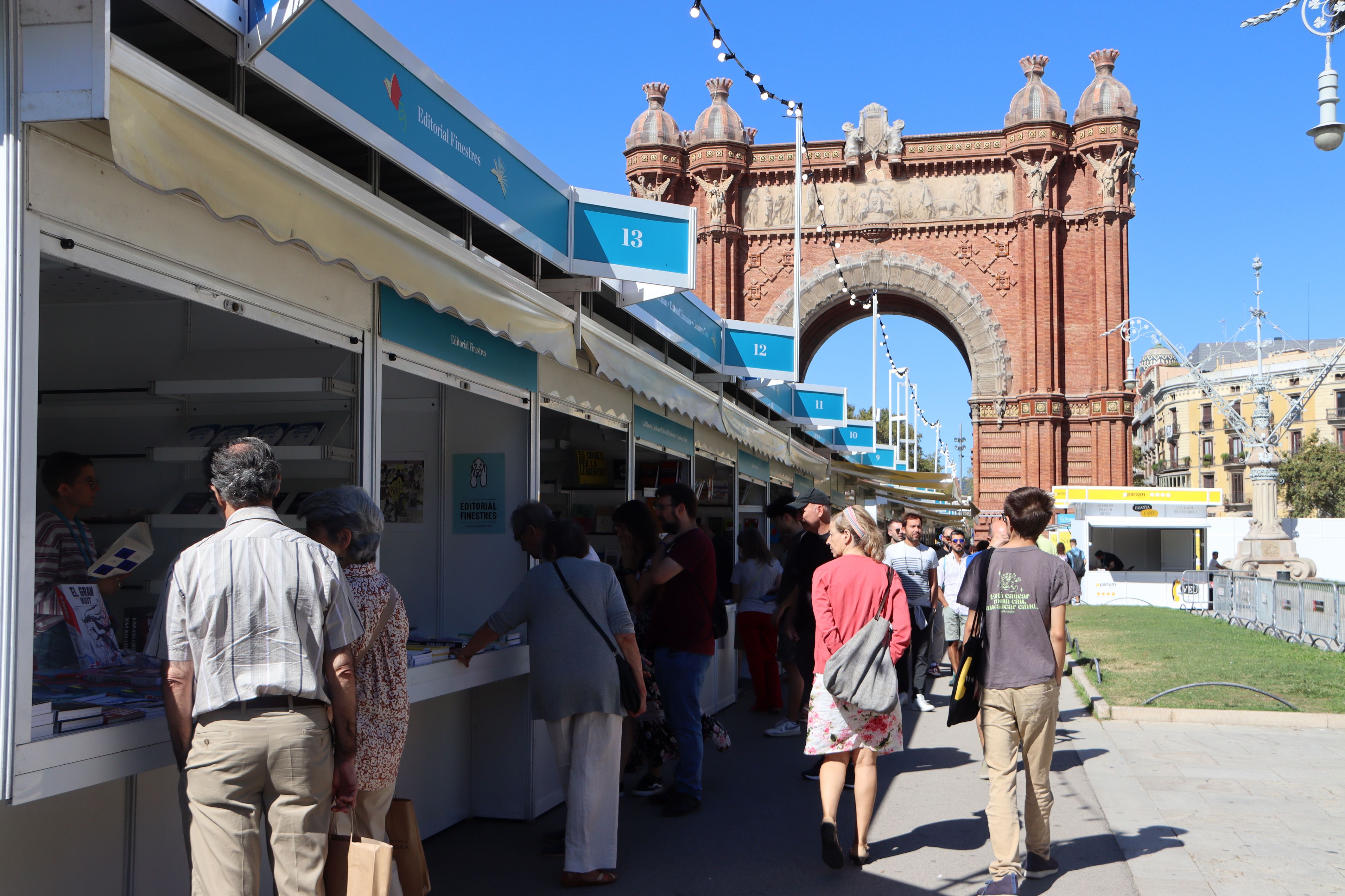 Visitants a la Setmana del Llibre 2024, al passeig Lluís Companys