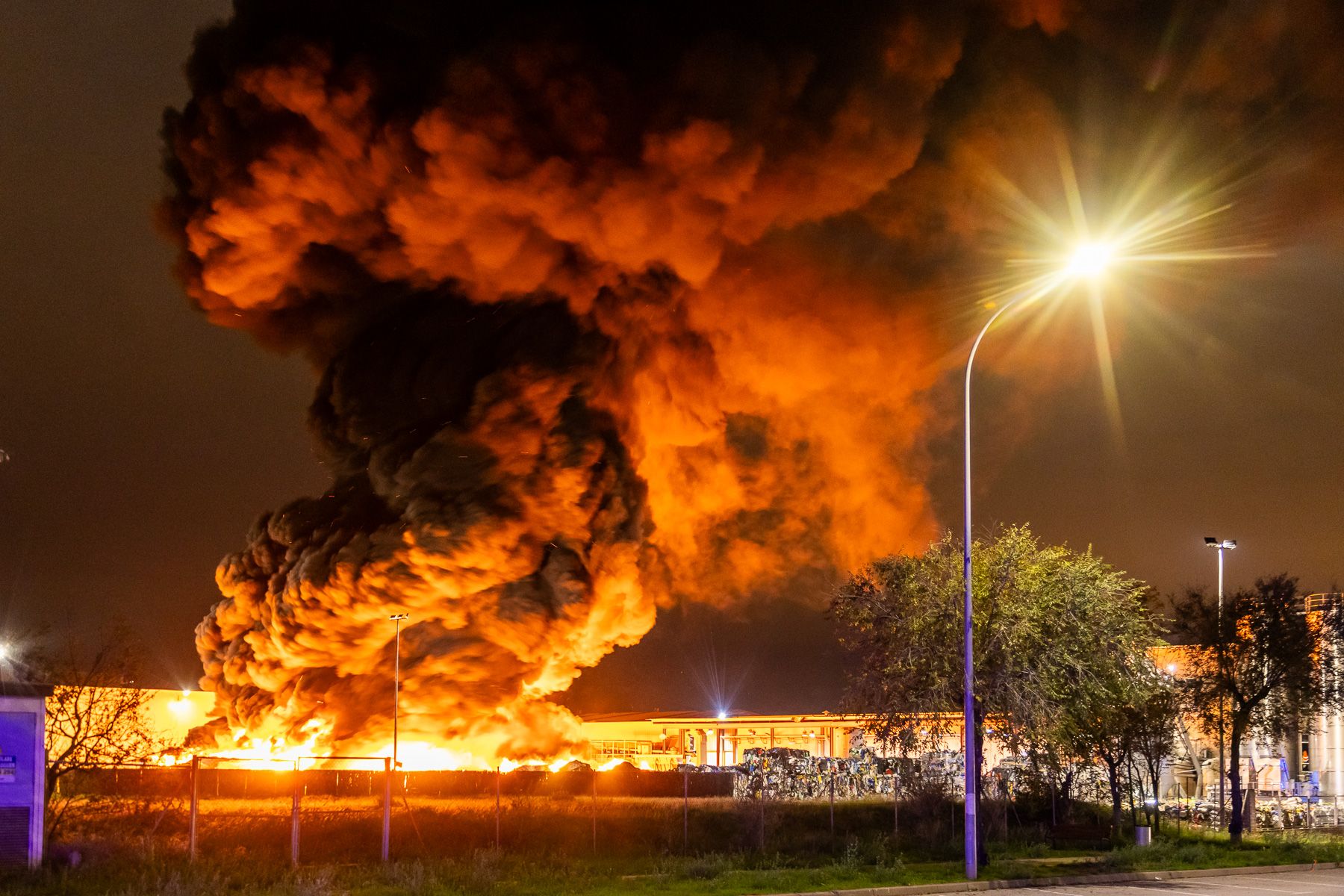 Incendi en una fàbrica de reciclatge de Sabadell.