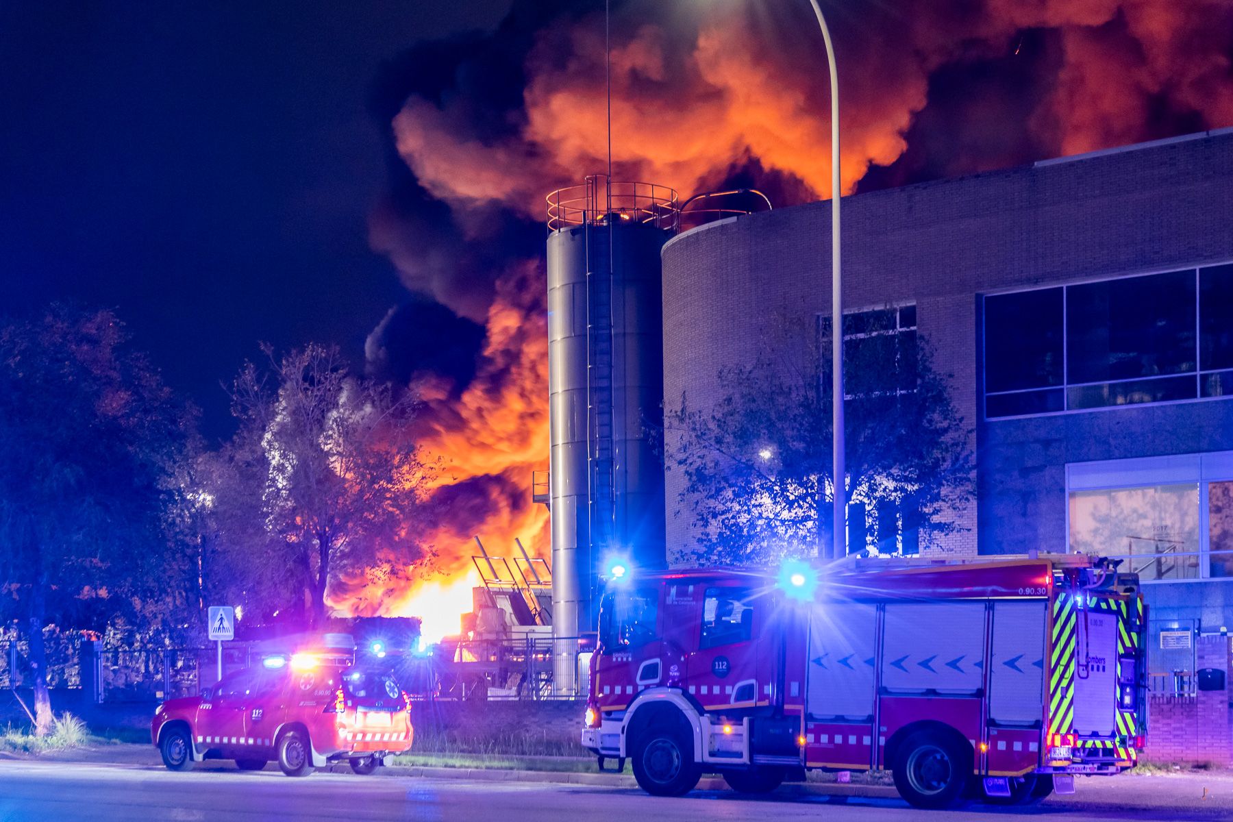 2incendi fabrica reciclatge sabadell bombers autor Juanma Pelaez