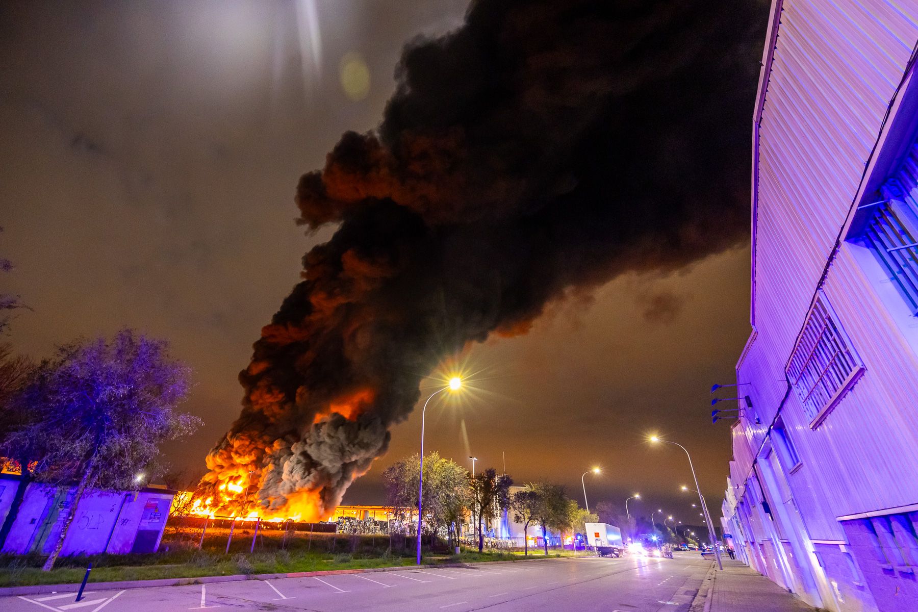 3incendi fabrica reciclatge sabadell bombers autor Juanma Pelaez