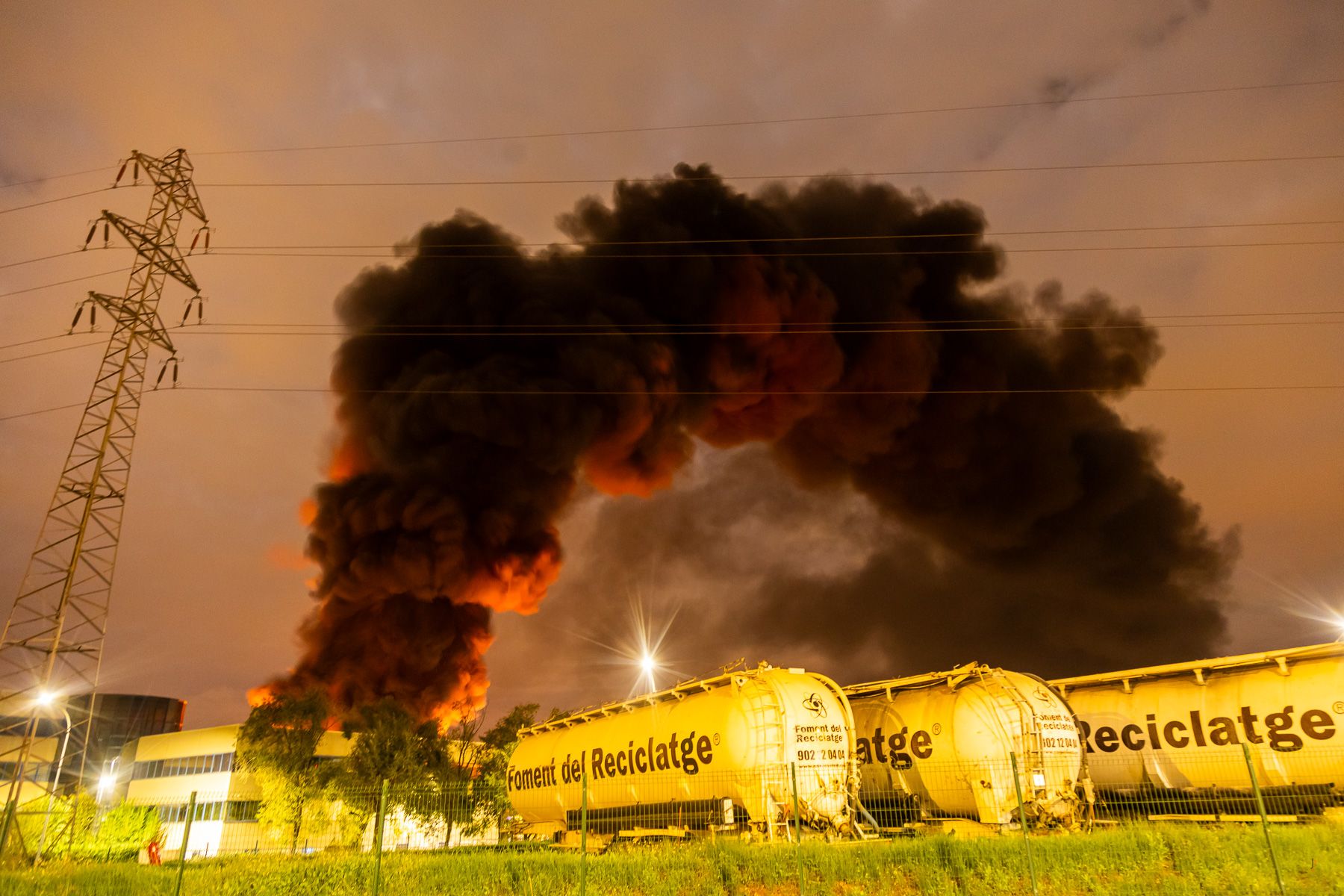 5incendi fabrica reciclatge sabadell bombers autor Juanma Pelaez