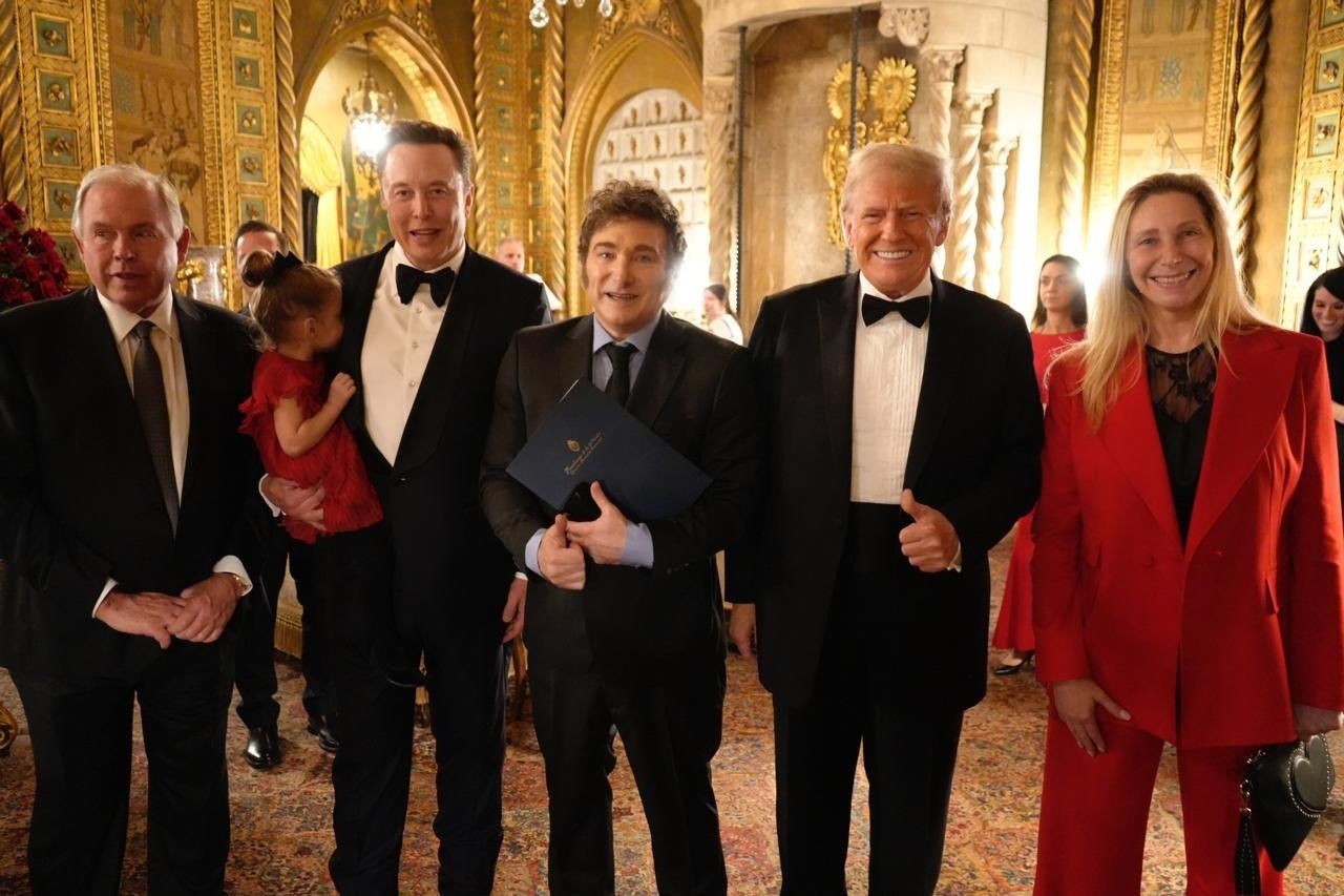 Donald Trump amb Javier Milei i Elon Musk, a Mar-a-Lago, aquest dijous