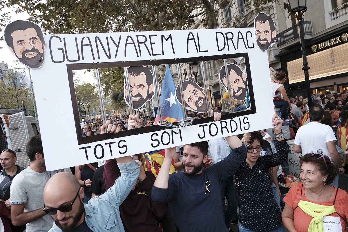 Uns manifestants que reclamen la llibertat de Sànchez i Cuixart