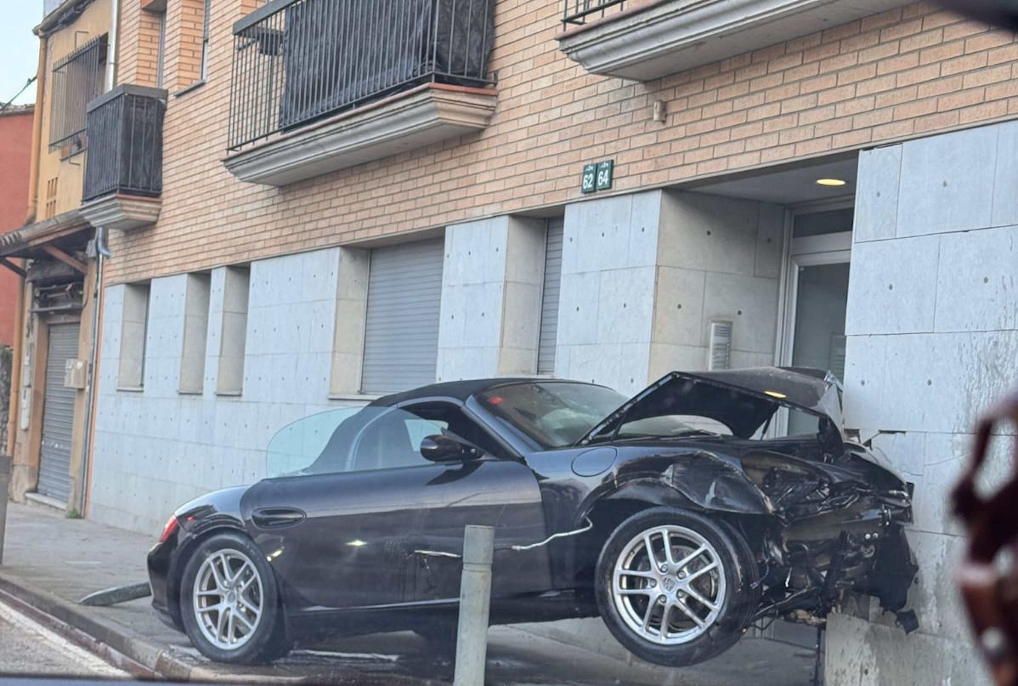 El vehicle que ha tingut l'accident a Celrà, amb el capó aixafat