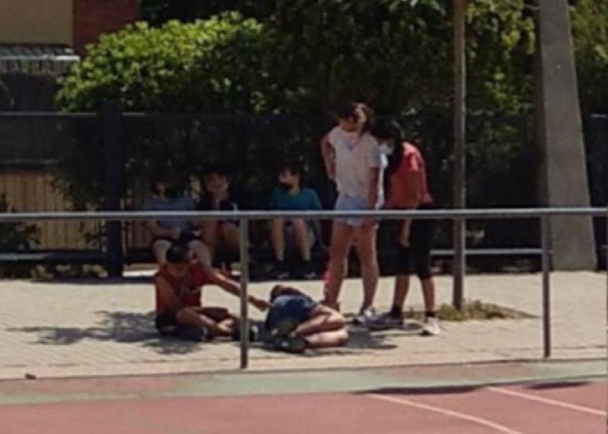 Alumnes buscant l'ombra al pati de l'escola del Joan Maragall
